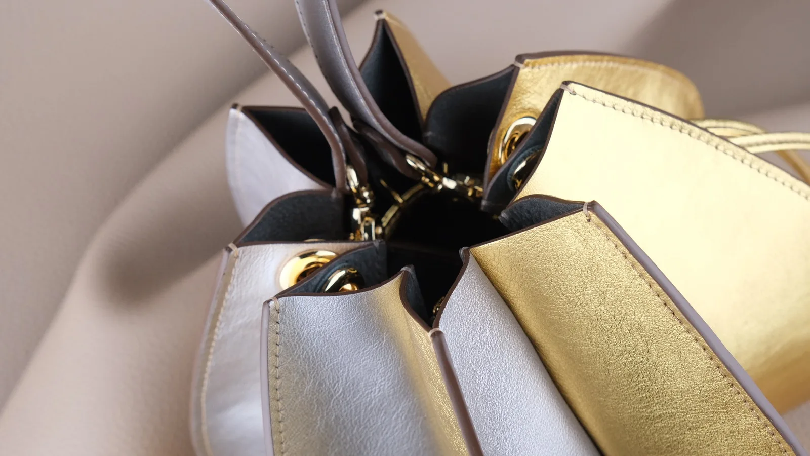 Ảnh Studio Túi xách da dáng hoa sen phối màu vàng và bạc - Koi Leather