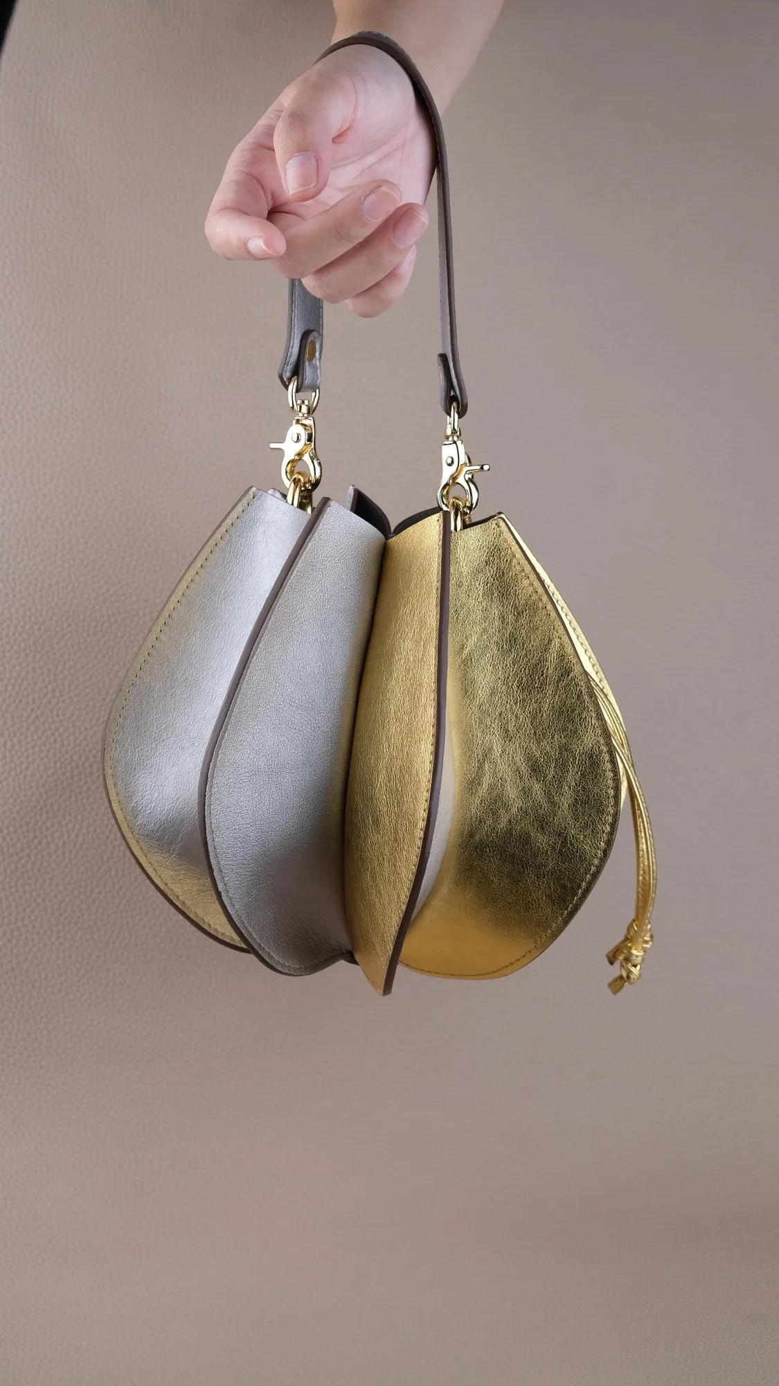 Ảnh Lifestyle Túi xách da dáng hoa sen phối màu vàng và bạc - Koi Leather