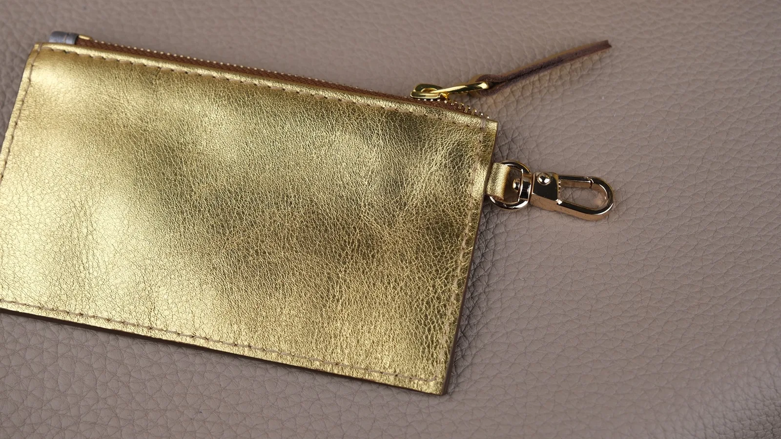 Ảnh Studio Túi xách da dáng hoa sen phối màu vàng và bạc - Koi Leather