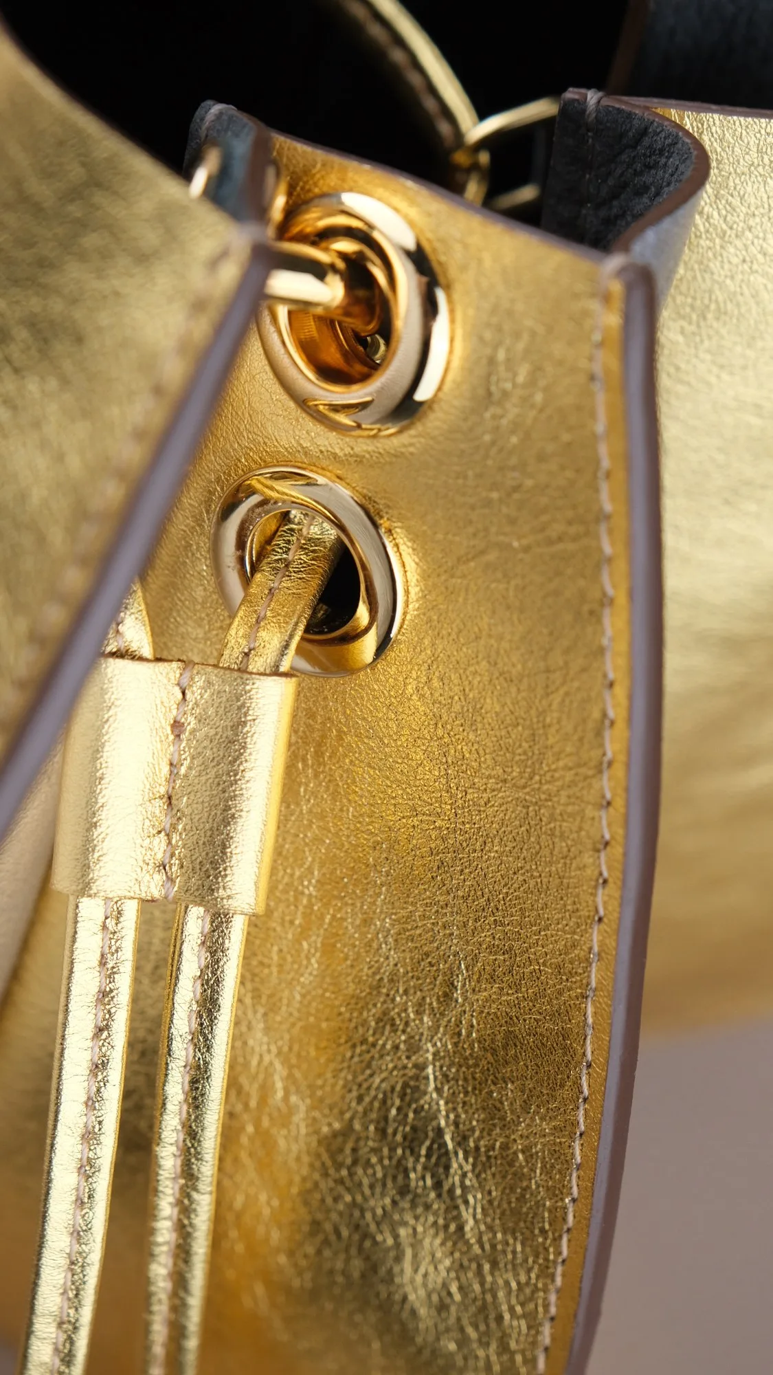 Ảnh Studio Túi xách da dáng hoa sen phối màu vàng và bạc - Koi Leather