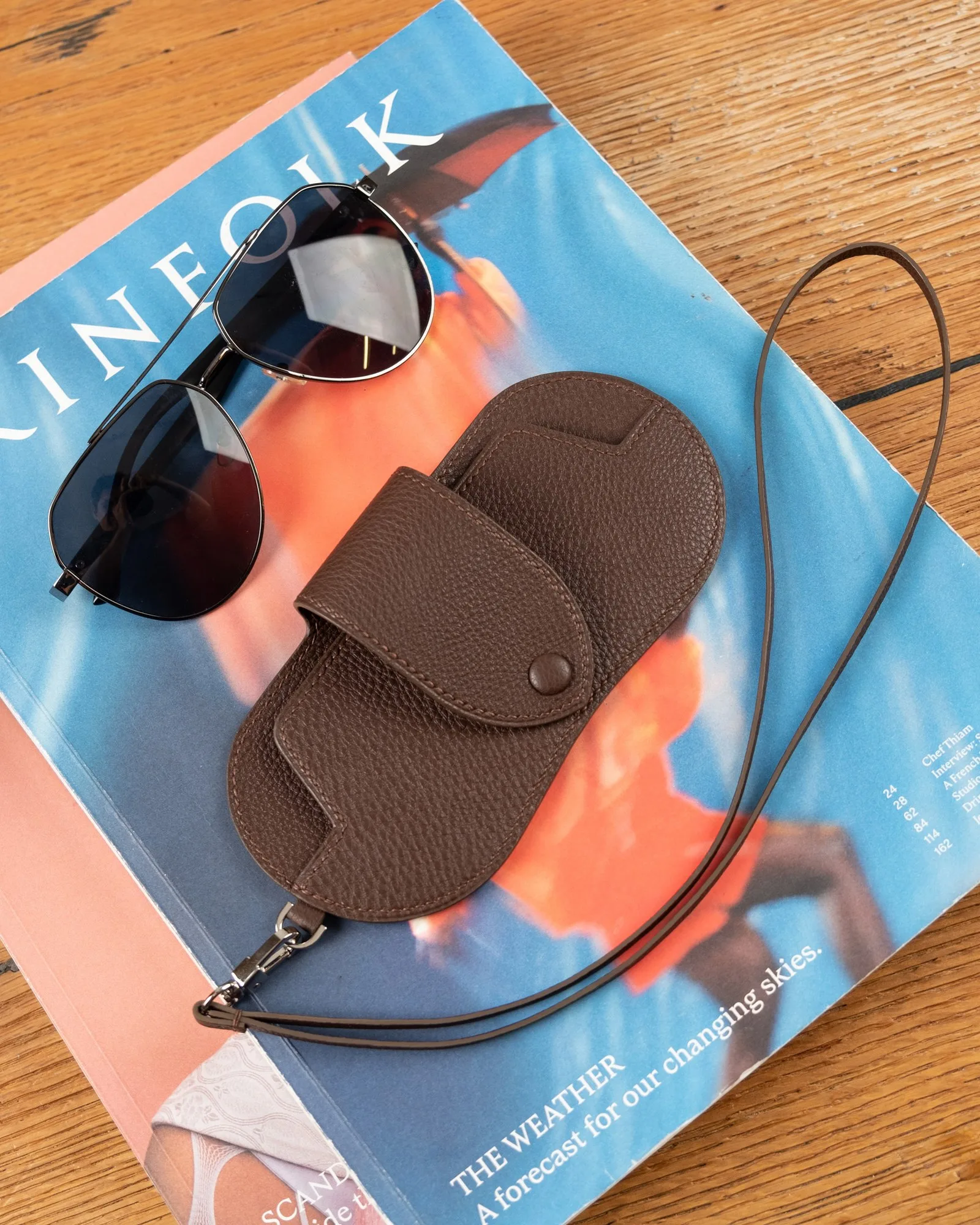 Ảnh Lifestyle Bao da đựng kính da Nappa màu nâu sô-cô-la kèm dây đeo - Koi Leather