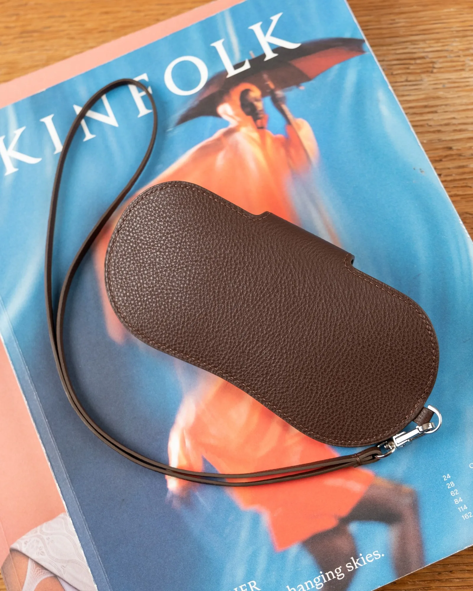 Ảnh Lifestyle Bao da đựng kính da Nappa màu nâu sô-cô-la kèm dây đeo - Koi Leather