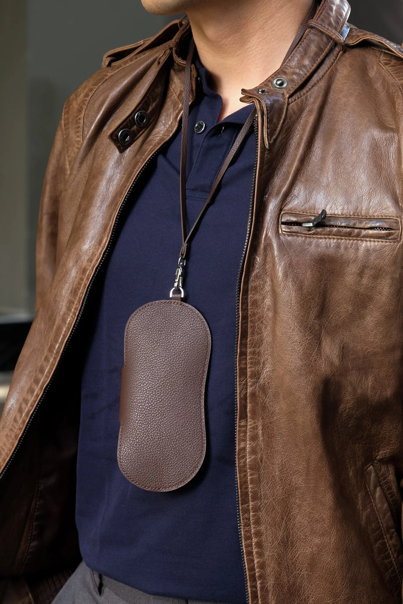 Ảnh Lifestyle Bao da đựng kính da Nappa màu nâu sô-cô-la kèm dây đeo - Koi Leather