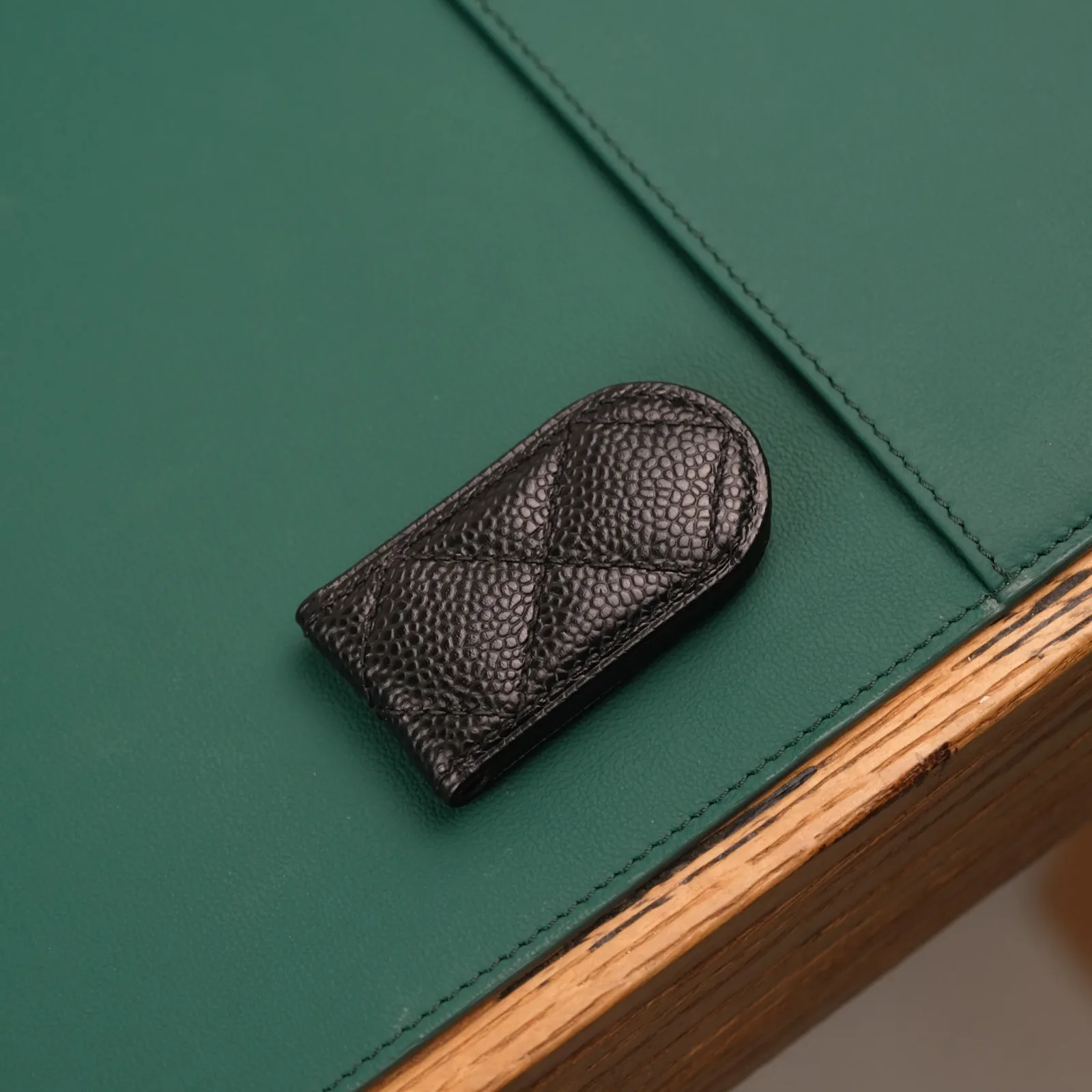 Ảnh Studio Money Clip - KOI Leather