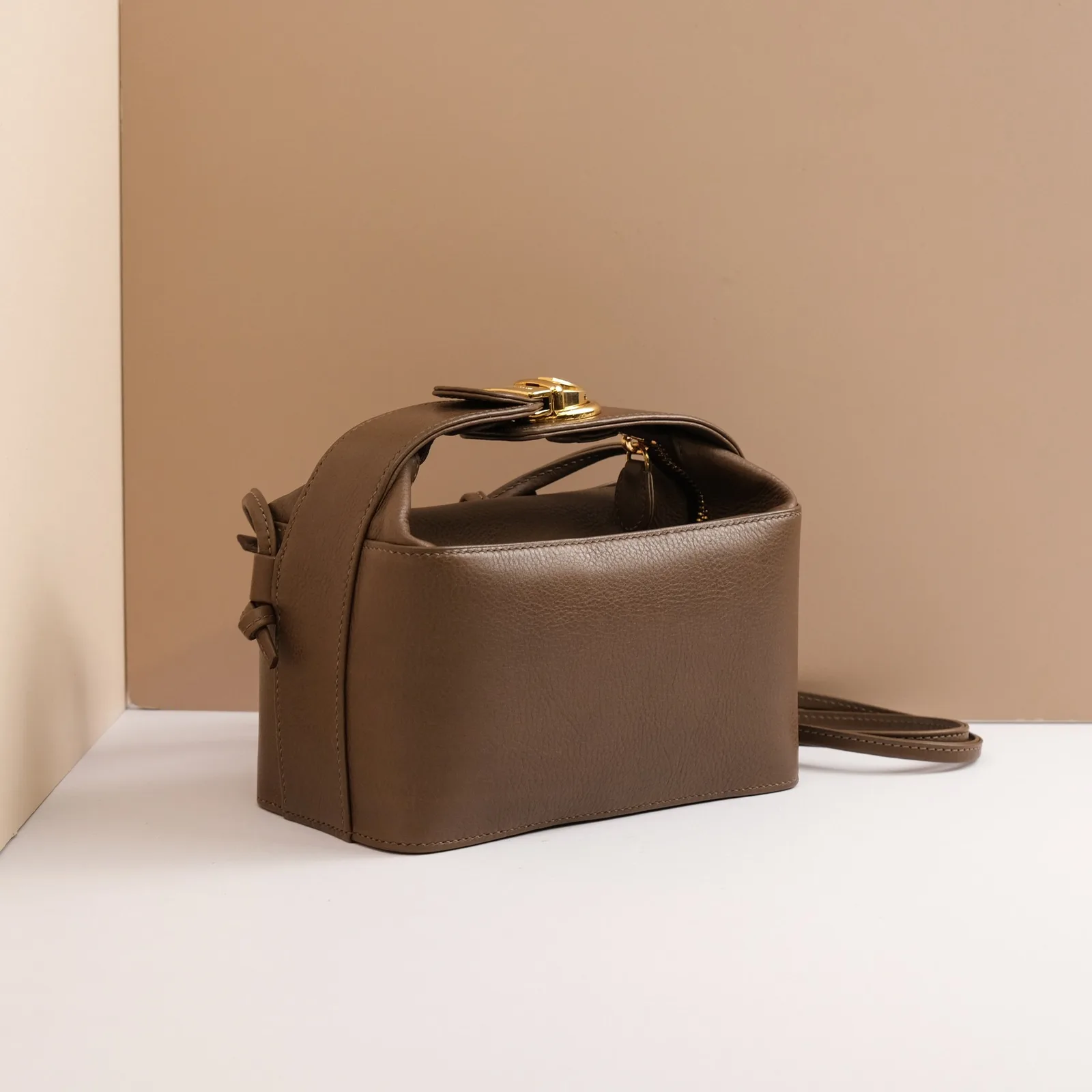 Ảnh Studio Túi xách da Swift màu Etoupe dáng hộp quai cài - Koi Leather