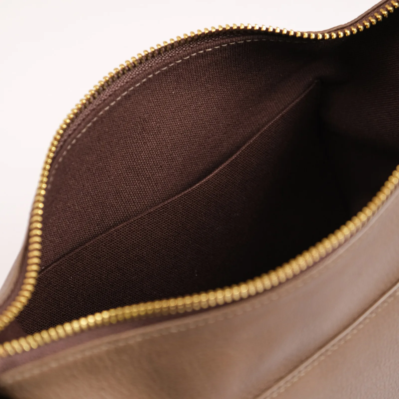 Ảnh Studio Túi xách da Swift màu Etoupe dáng hộp quai cài - Koi Leather