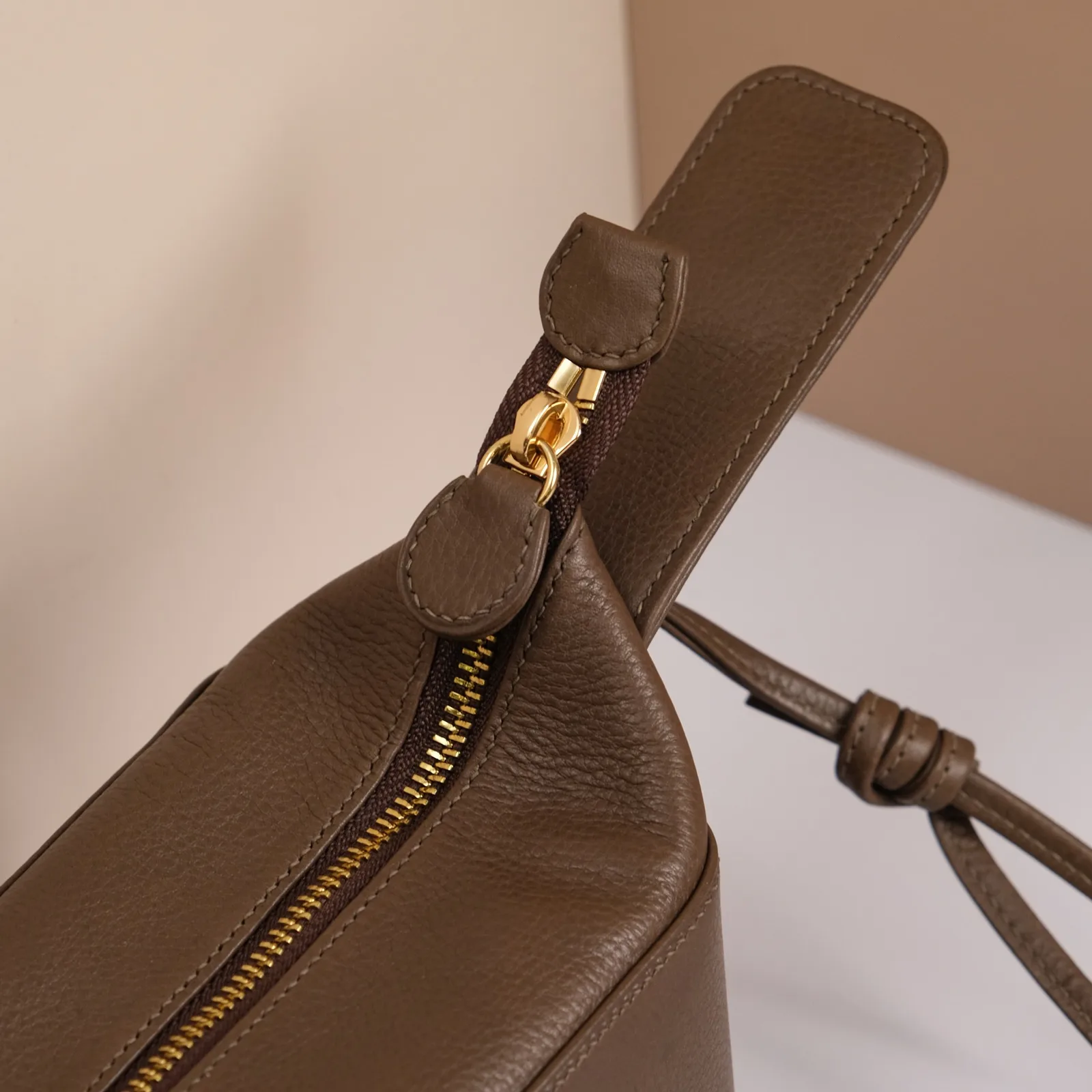 Ảnh Studio Túi xách da Swift màu Etoupe dáng hộp quai cài - Koi Leather
