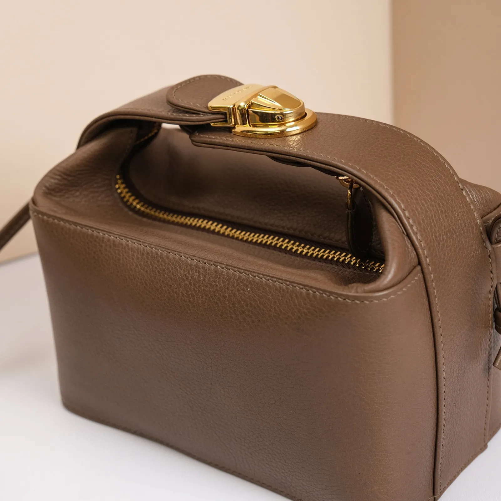 Ảnh Studio Túi xách da Swift màu Etoupe dáng hộp quai cài - Koi Leather