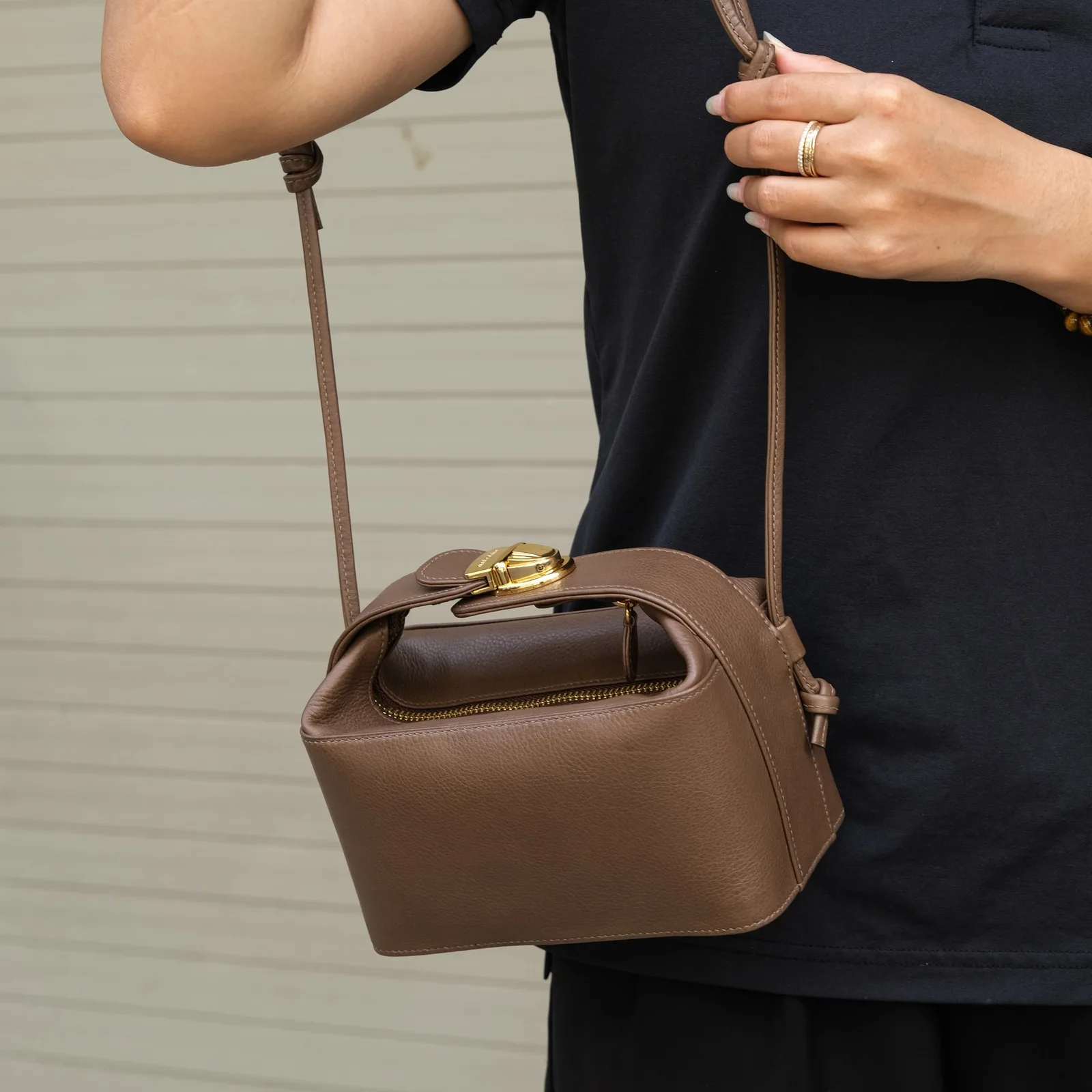 Ảnh Lifestyle Túi xách da Swift màu Etoupe dáng hộp quai cài - Koi Leather