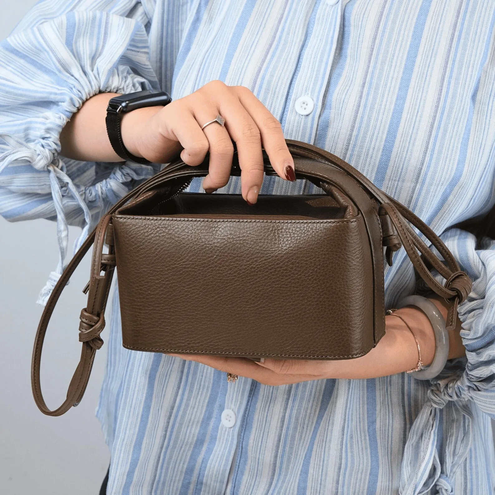Ảnh Studio Túi xách da Swift màu Etoupe dáng hộp quai cài - Size 18 - Koi Leather