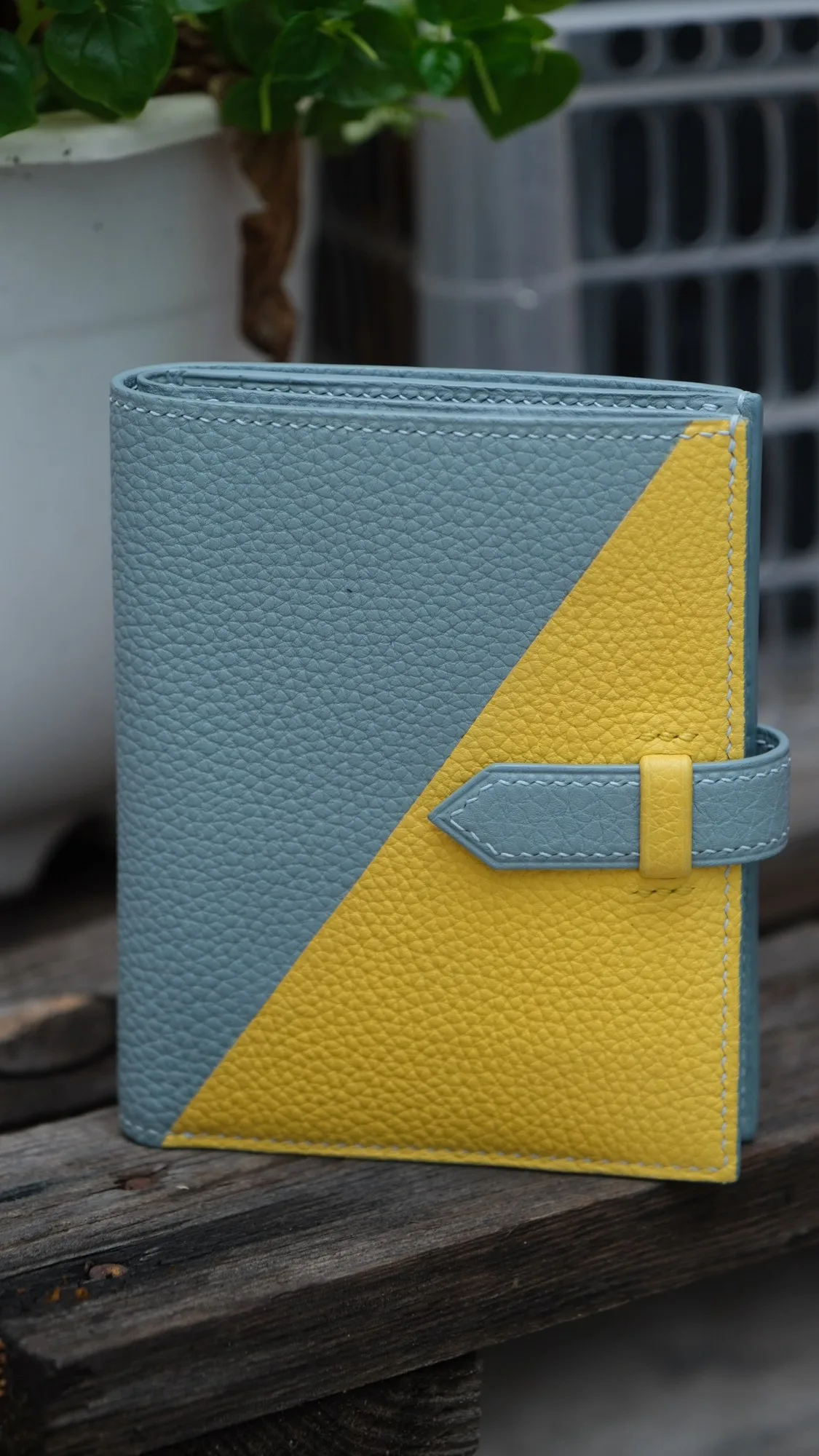 Ảnh Studio Ví gập đôi da Togo phối màu xanh và vàng quai gài - Koi Leather