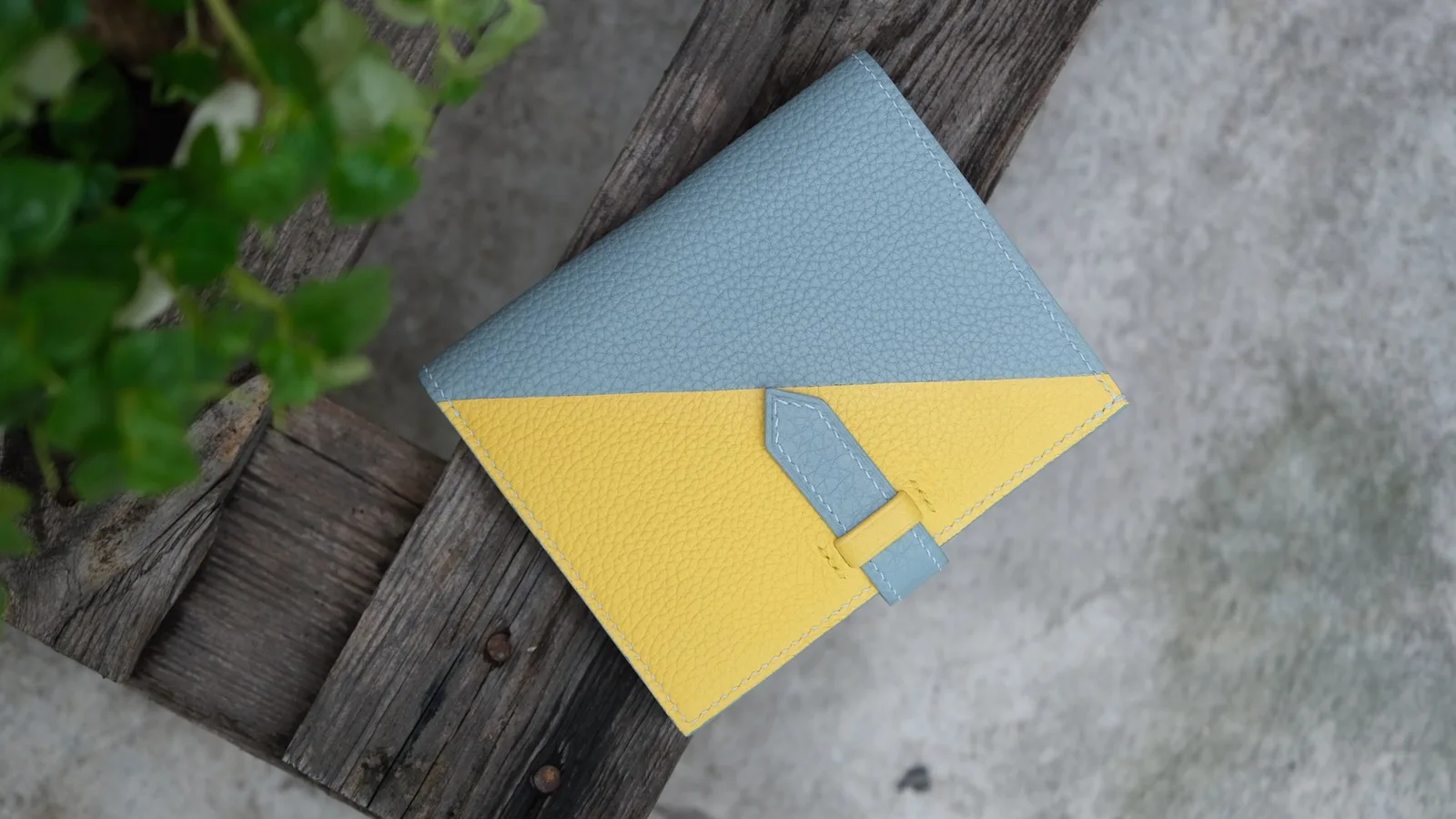 Ảnh Studio Ví gập đôi da Togo phối màu xanh và vàng quai gài - Koi Leather