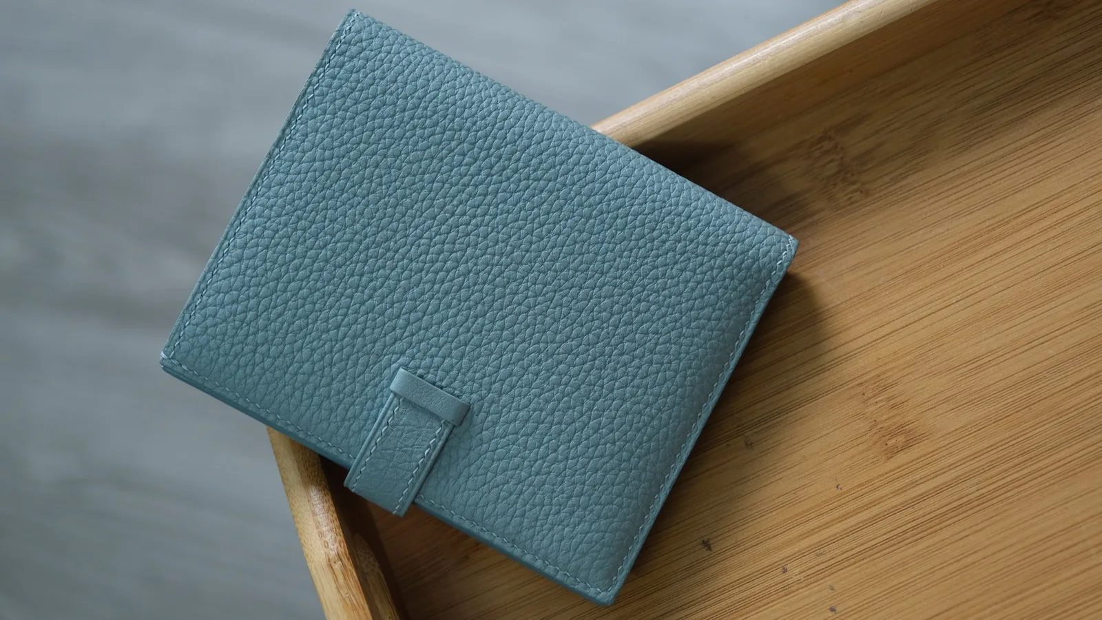 Ảnh Studio Ví gập đôi da Togo phối màu xanh và vàng quai gài - Koi Leather