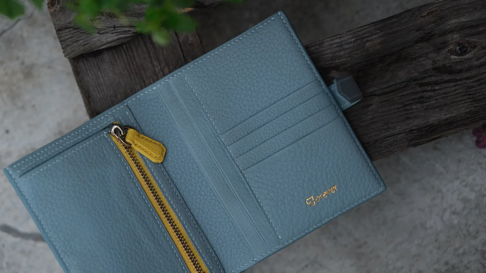 Ảnh Studio Ví gập đôi da Togo phối màu xanh và vàng quai gài - Koi Leather