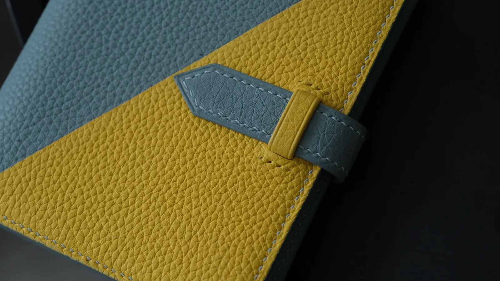 Ảnh Studio Ví gập đôi da Togo phối màu xanh và vàng quai gài - Koi Leather