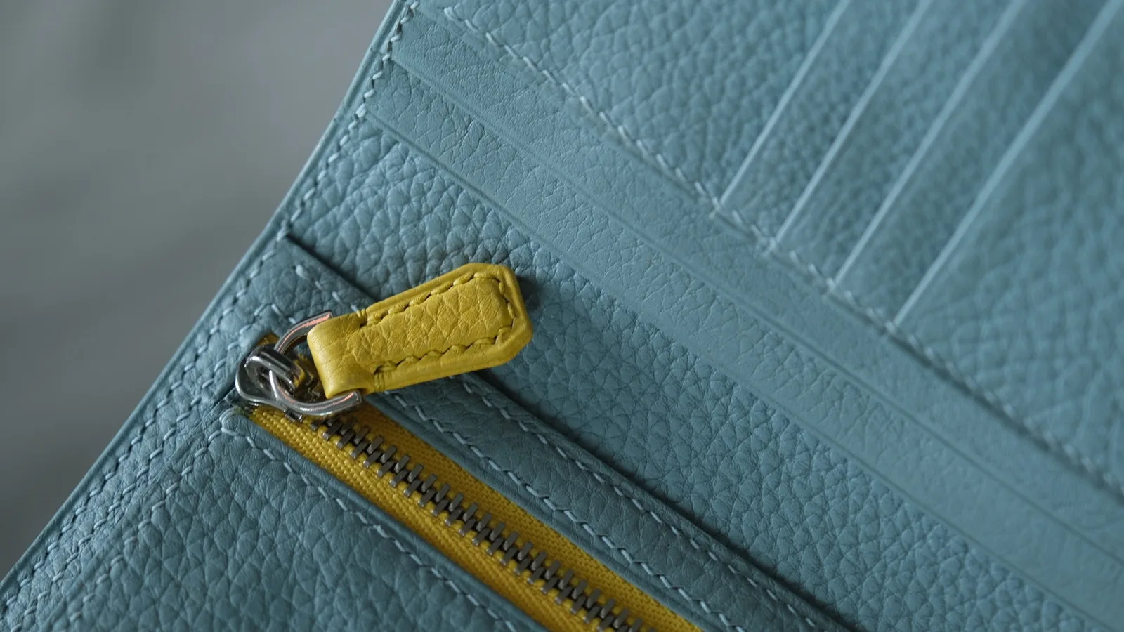 Ảnh Studio Ví gập đôi da Togo phối màu xanh và vàng quai gài - Koi Leather