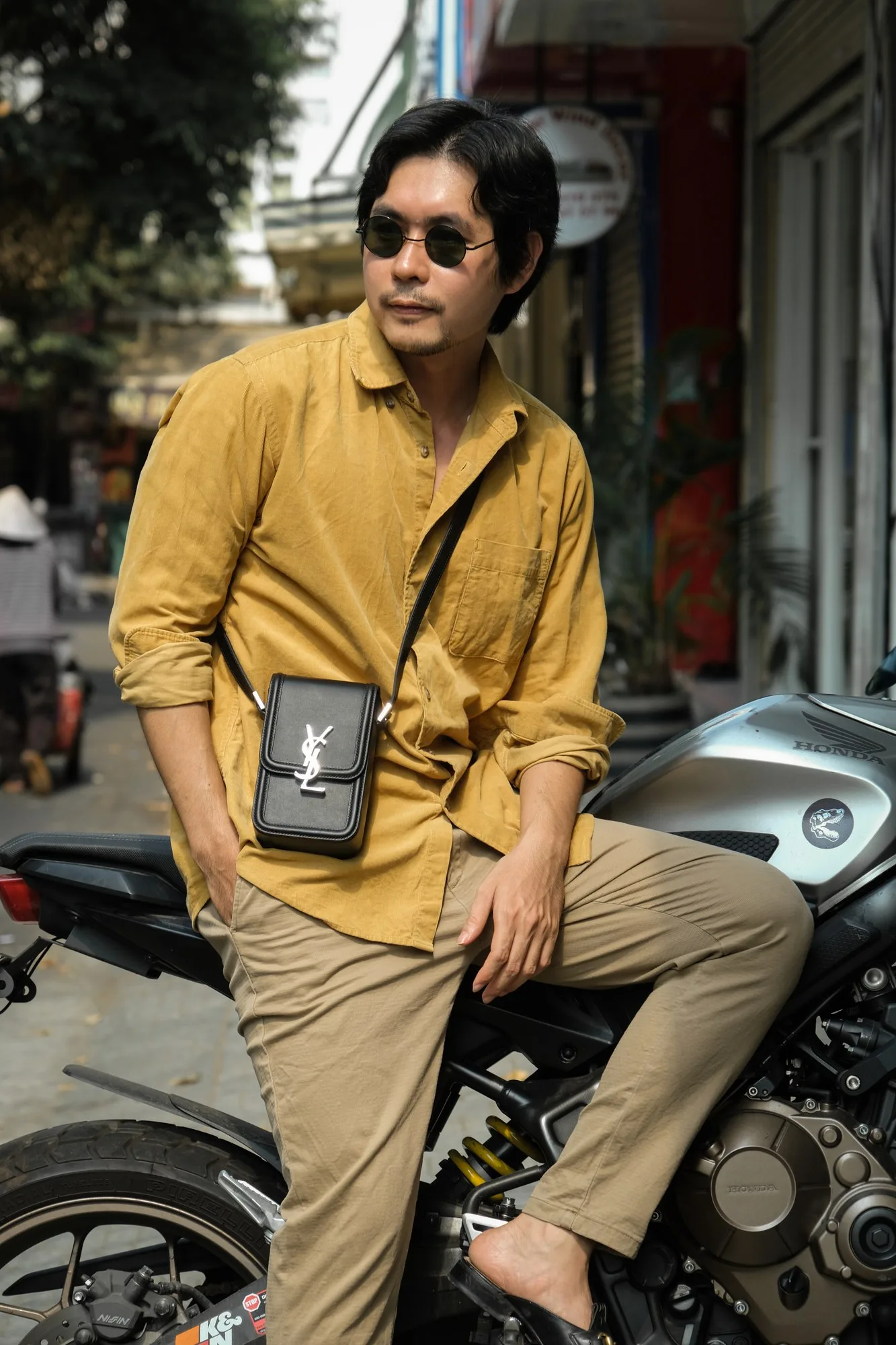 Ảnh Lifestyle Túi đeo chéo dáng hộp đứng da Box Calf màu đen - Koi Leather