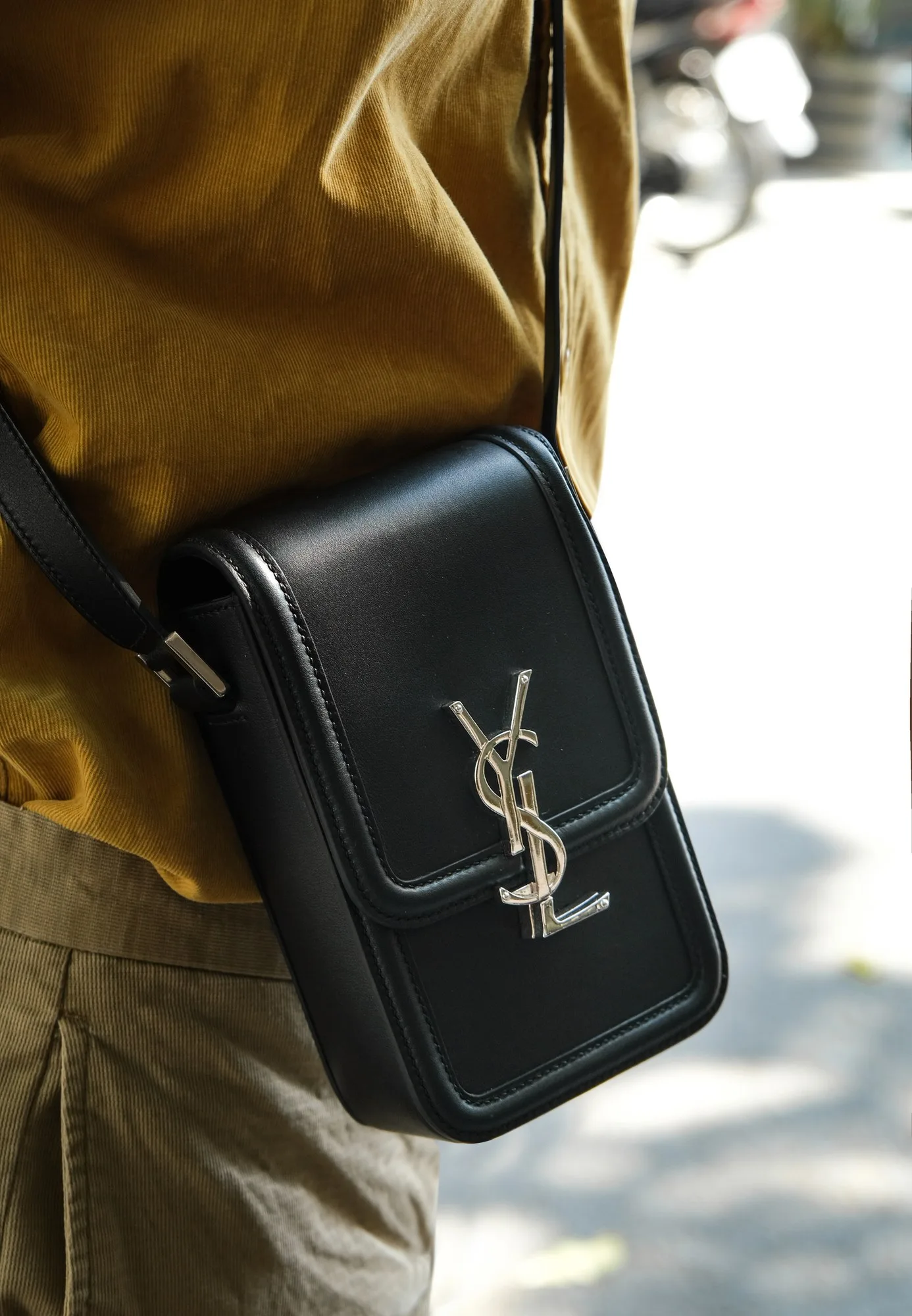 Ảnh Lifestyle Túi đeo chéo dáng hộp đứng da Box Calf màu đen - Koi Leather