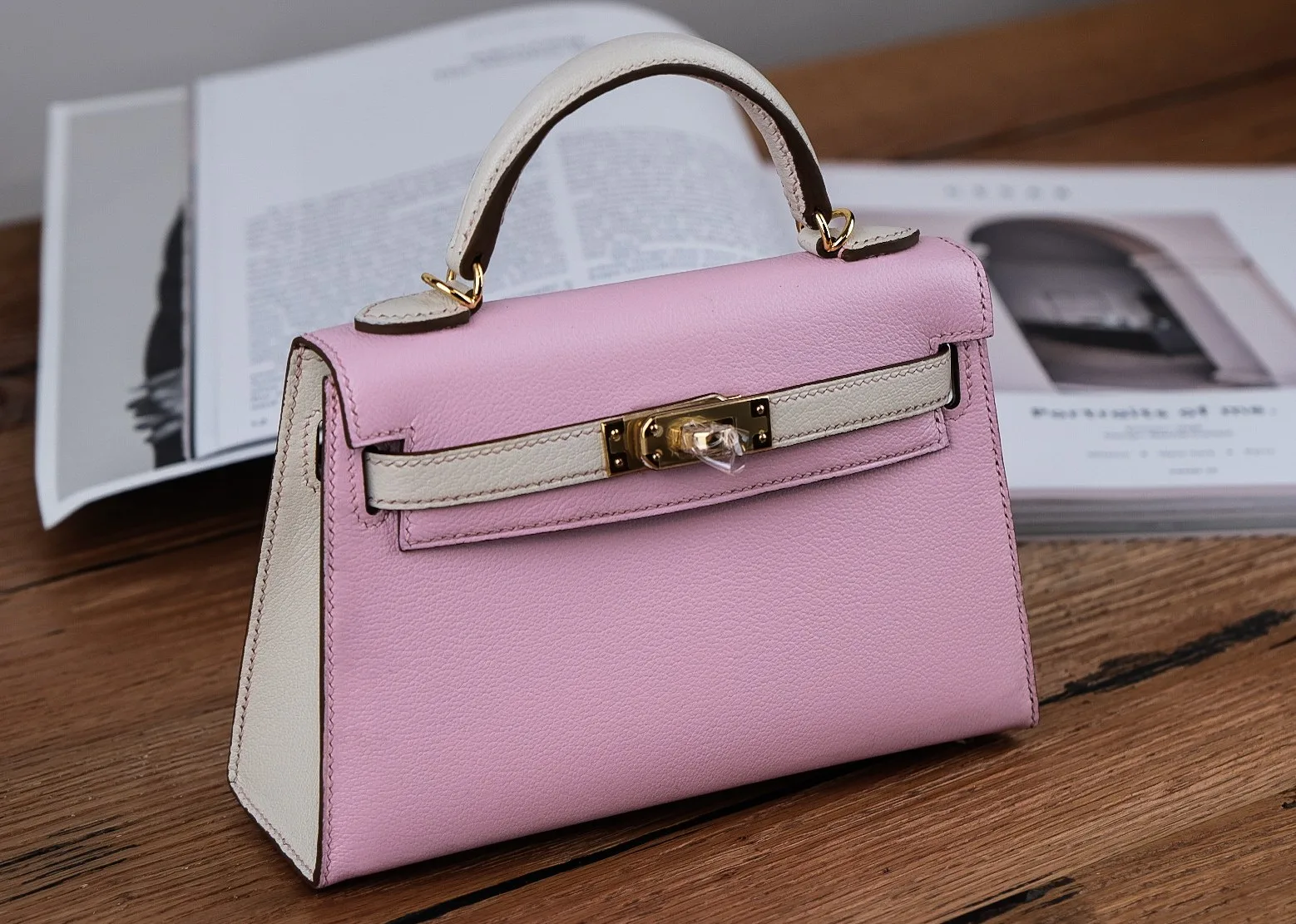 Ảnh Lifestyle Túi xách da Epsom dáng hộp quai xách màu hồng phối kem - Koi Leather