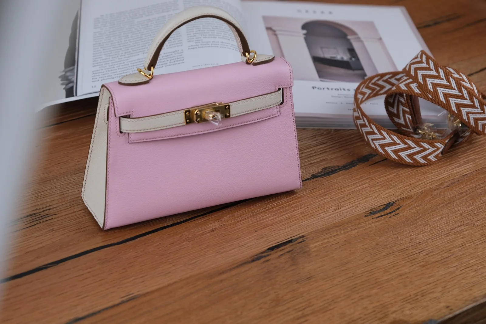 Ảnh Lifestyle Túi xách da Epsom dáng hộp quai xách màu hồng phối kem - Koi Leather