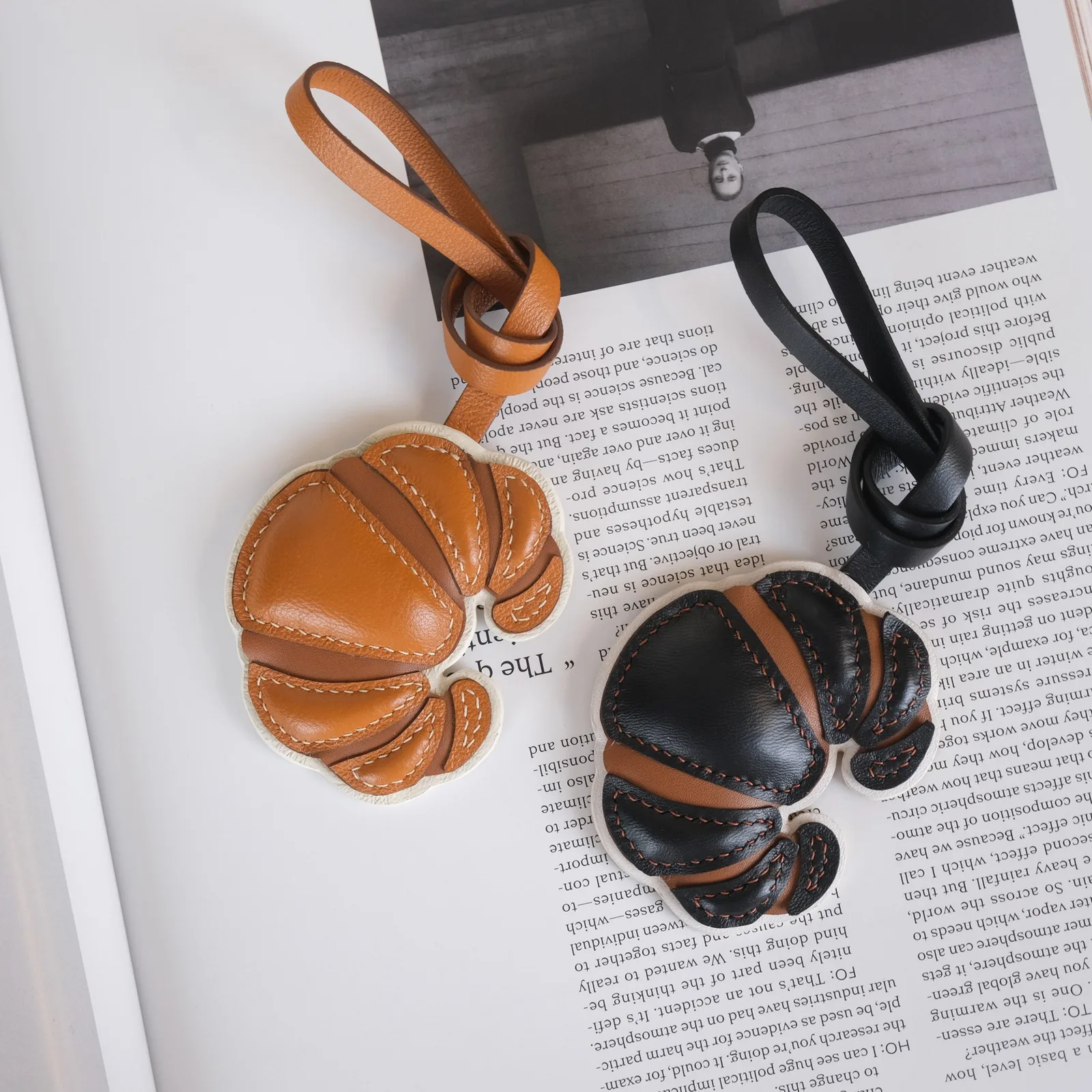 Ảnh Lifestyle Charm đeo túi da dáng bánh croissant - Koi Leather