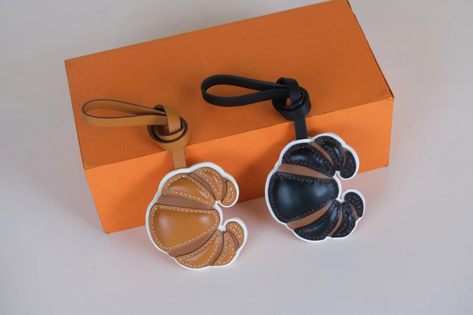 Ảnh Studio Charm đeo túi da dáng bánh croissant - Koi Leather