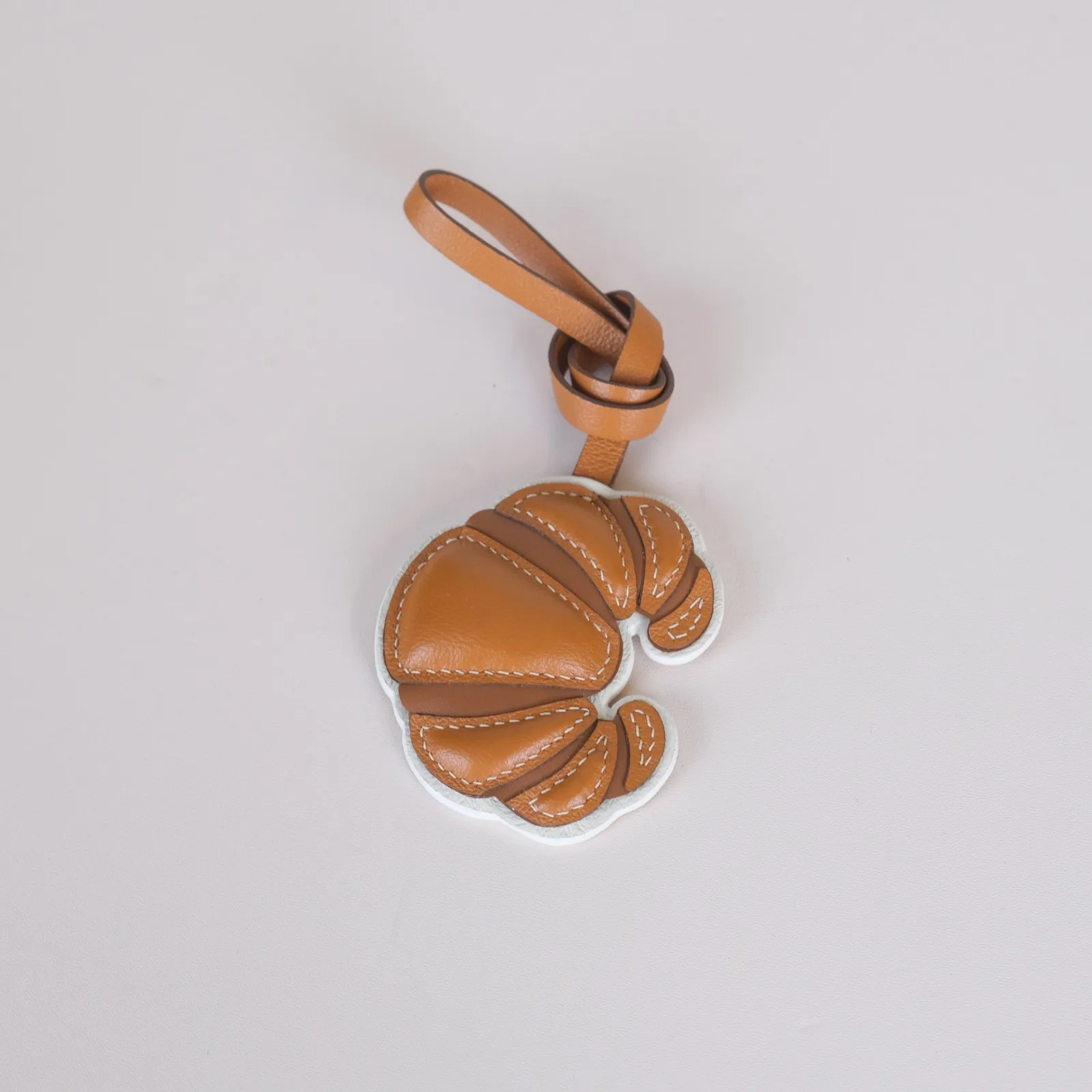 Ảnh Studio Charm đeo túi da dáng bánh croissant - Koi Leather