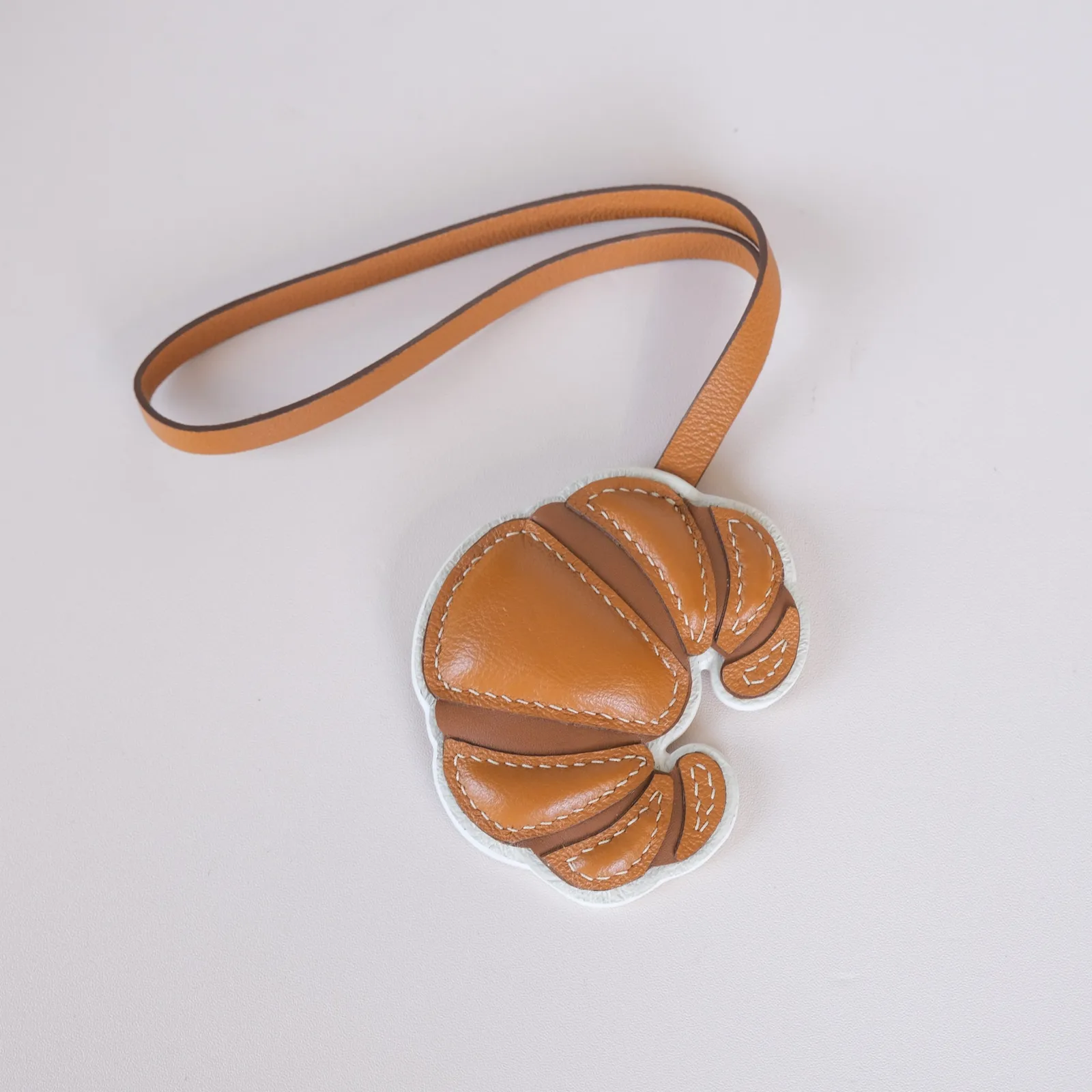 Ảnh Studio Charm đeo túi da dáng bánh croissant - Koi Leather