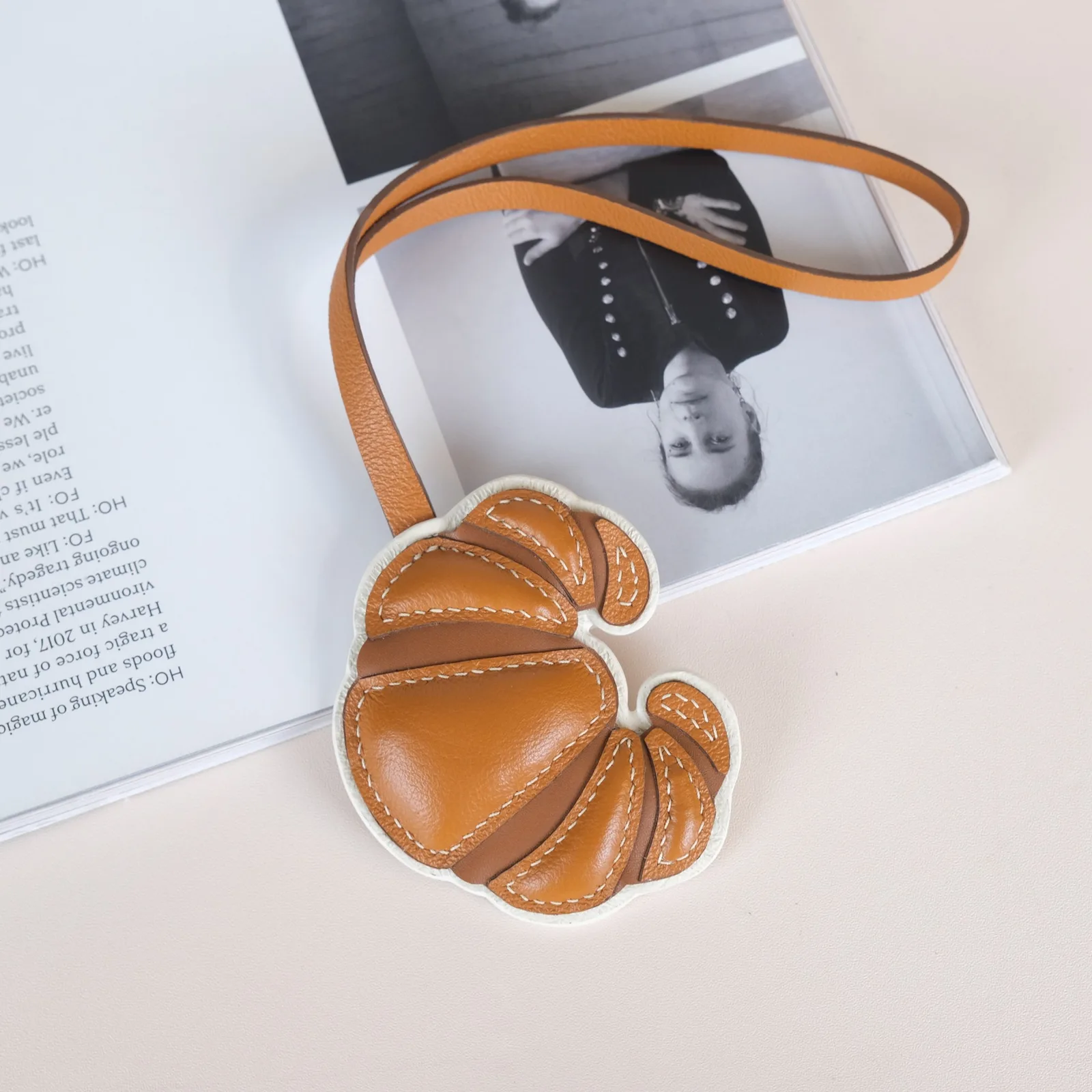 Ảnh Lifestyle Charm đeo túi da dáng bánh croissant - Koi Leather