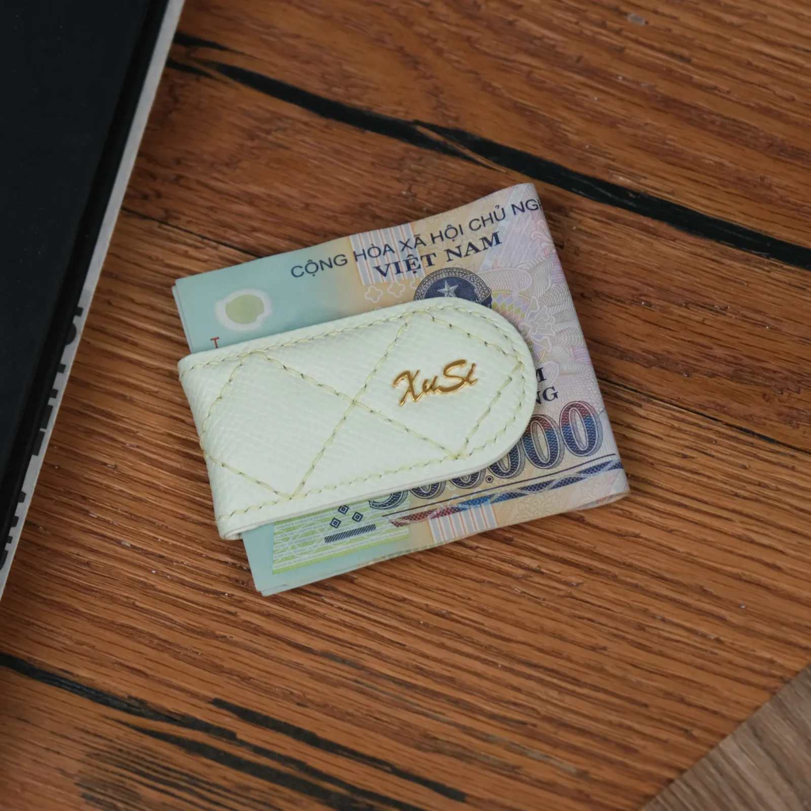 Ảnh Studio Money clip Epsom tag vàng - KOI Leather
