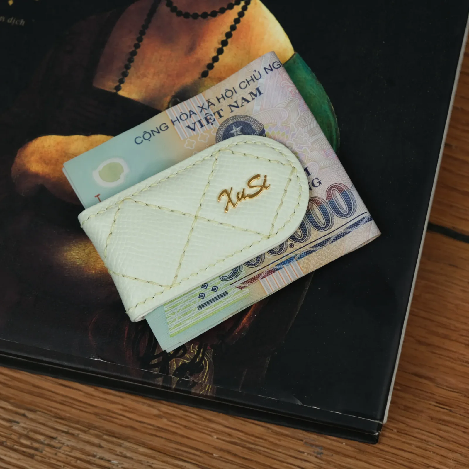Ảnh Studio Money clip Epsom tag vàng - KOI Leather