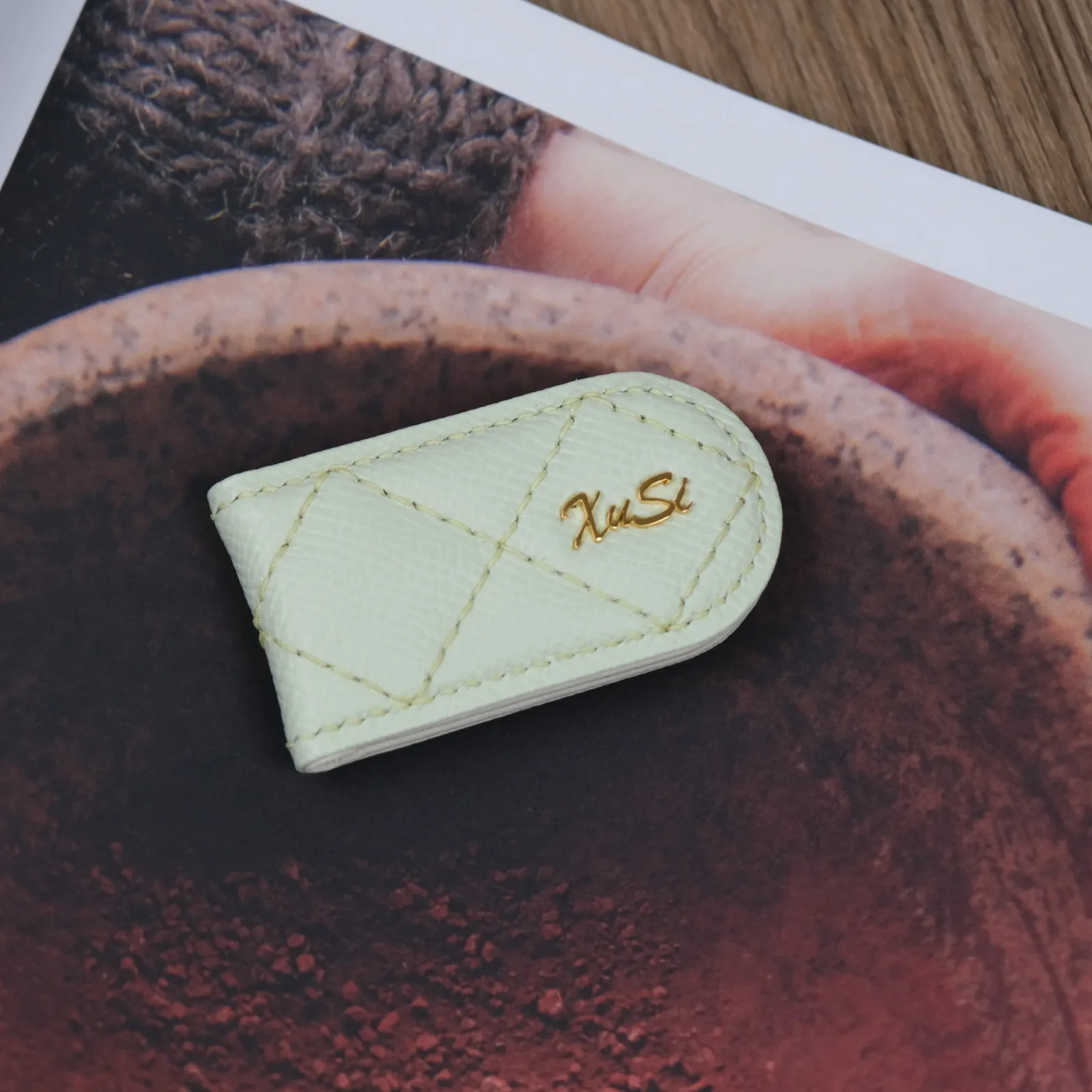 Ảnh Studio Money clip Epsom tag vàng - KOI Leather