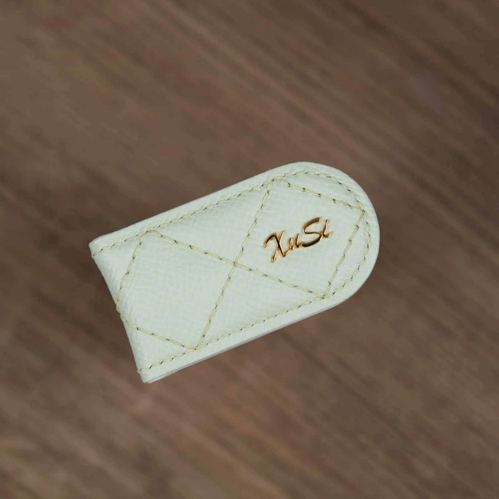 Ảnh Studio Money clip Epsom tag vàng - KOI Leather