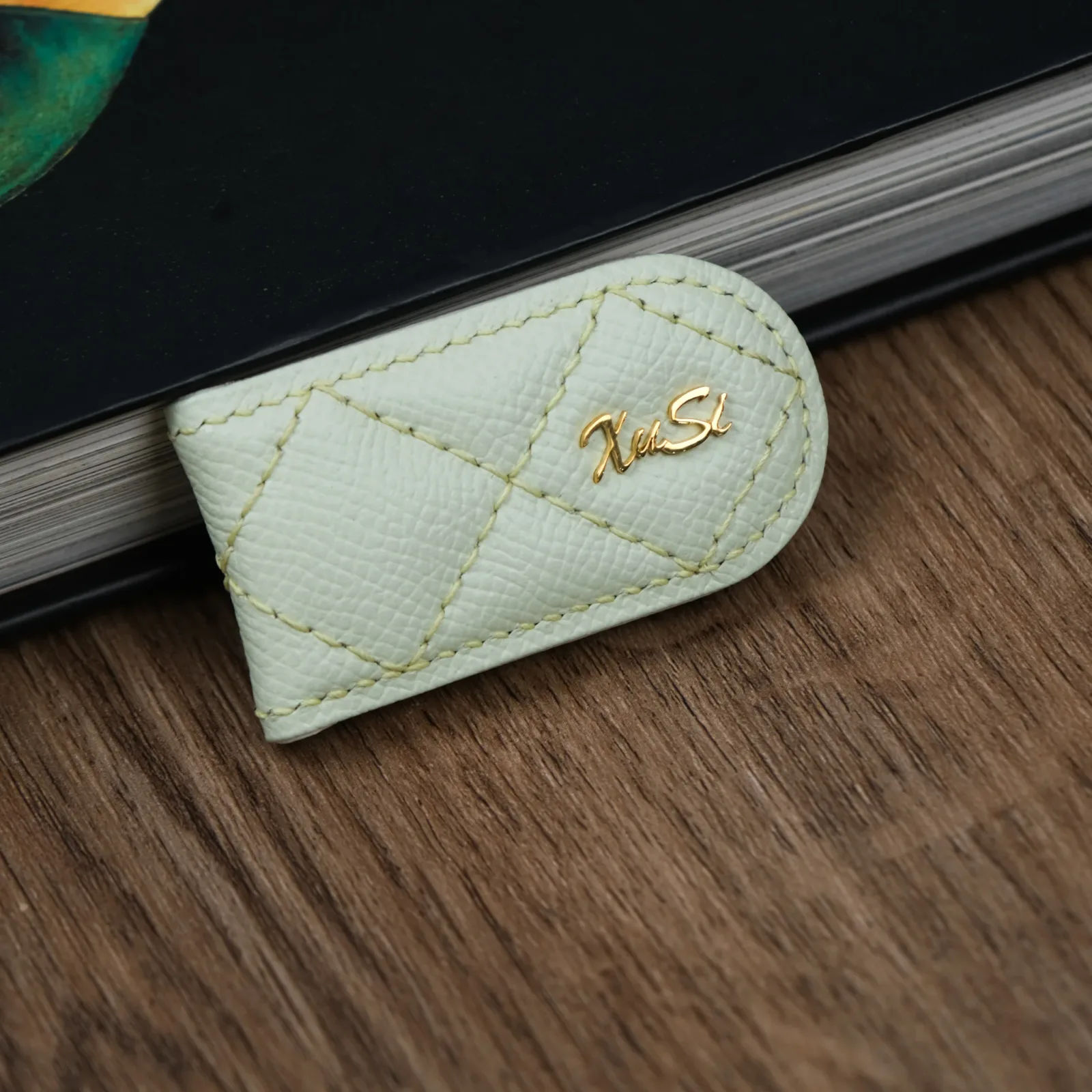Ảnh Studio Money clip Epsom tag vàng - KOI Leather
