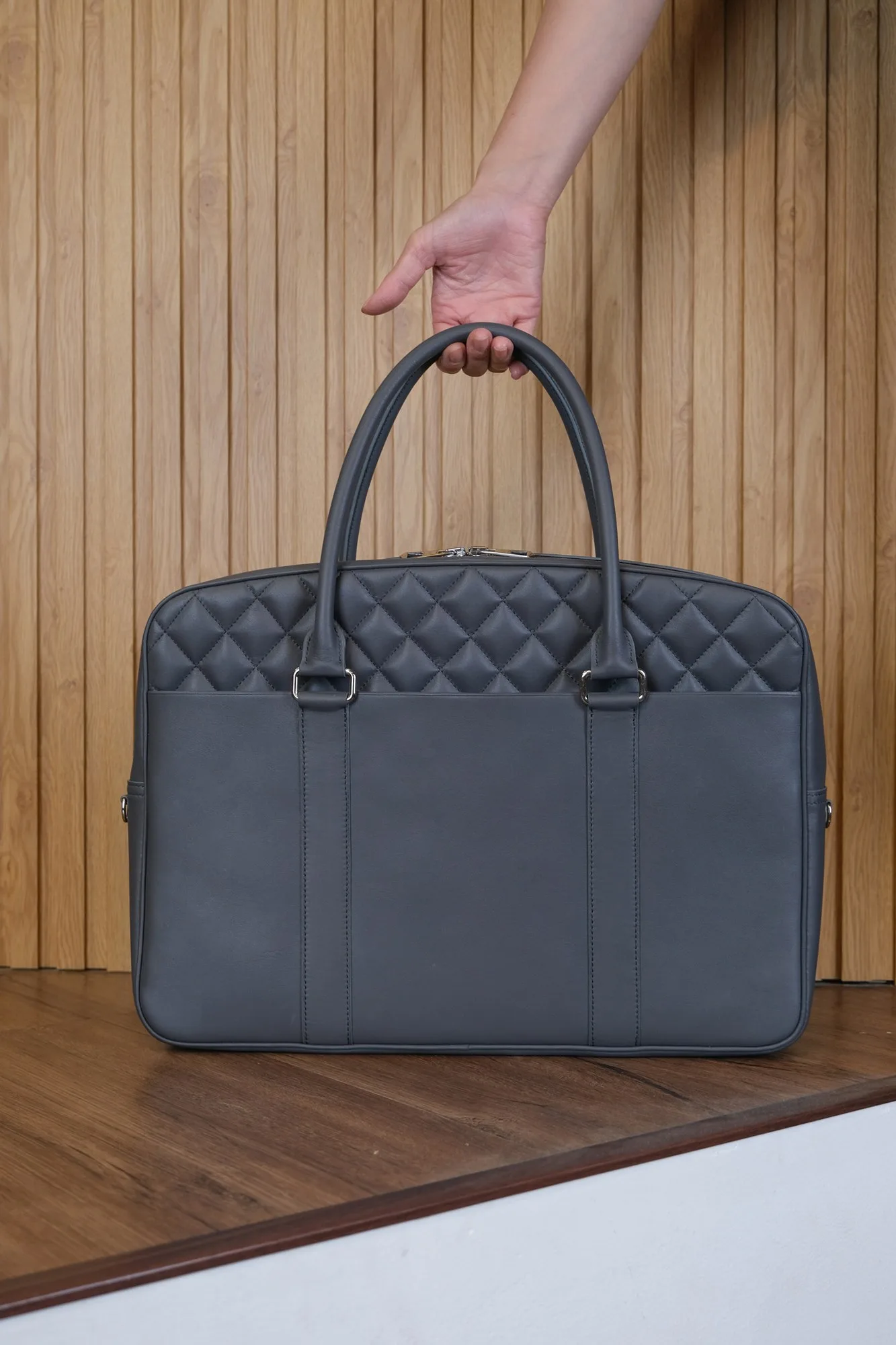 Ảnh Lifestyle Cặp laptop da bò màu xám phối may chần trám - Koi Leather