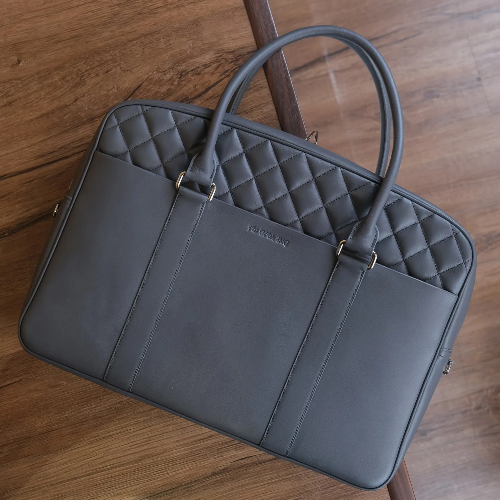 Ảnh Studio Cặp laptop da bò màu xám phối may chần trám - Koi Leather