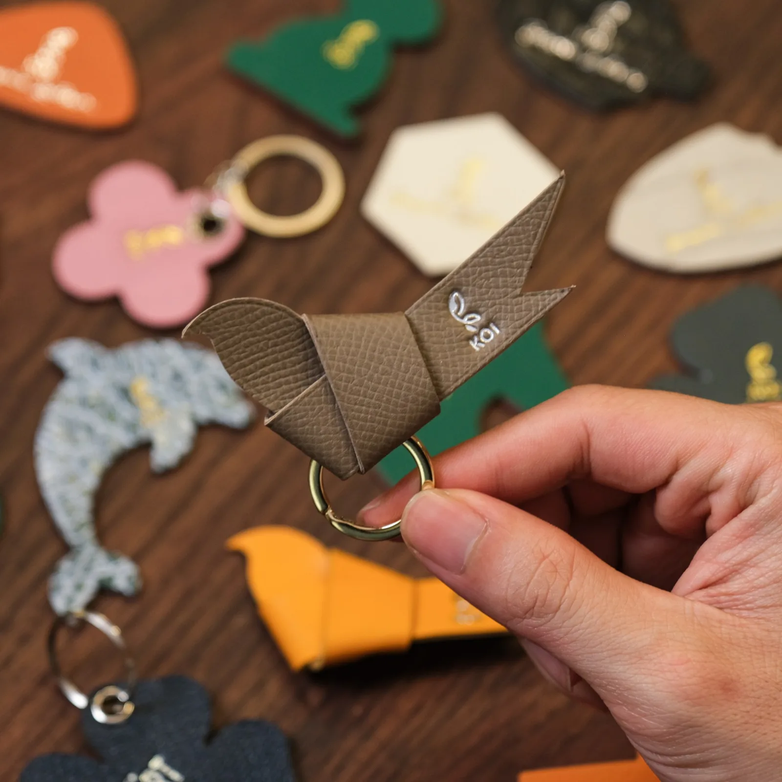 Ảnh Studio Charm da và móc khóa tạo hình dập tên theo yêu cầu - Koi Leather