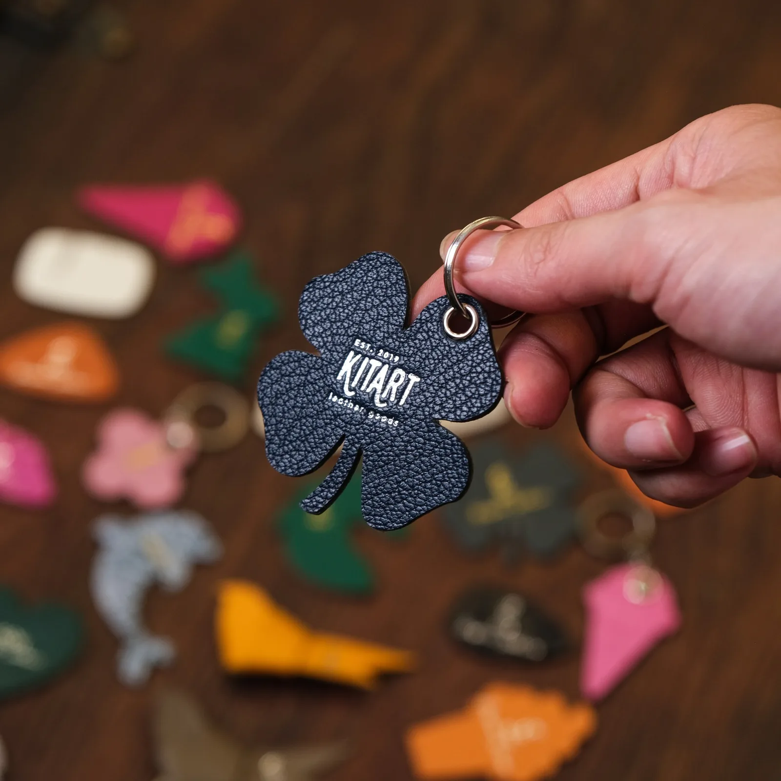 Ảnh Studio Charm da và móc khóa tạo hình dập tên theo yêu cầu - Koi Leather