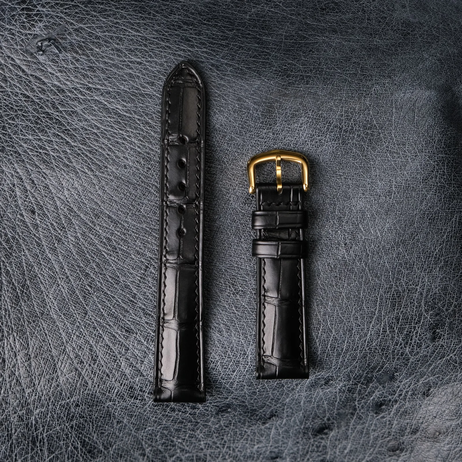 Ảnh Studio Dây đồng hồ da cá sấu màu đen đệm form khóa vàng - Koi Leather