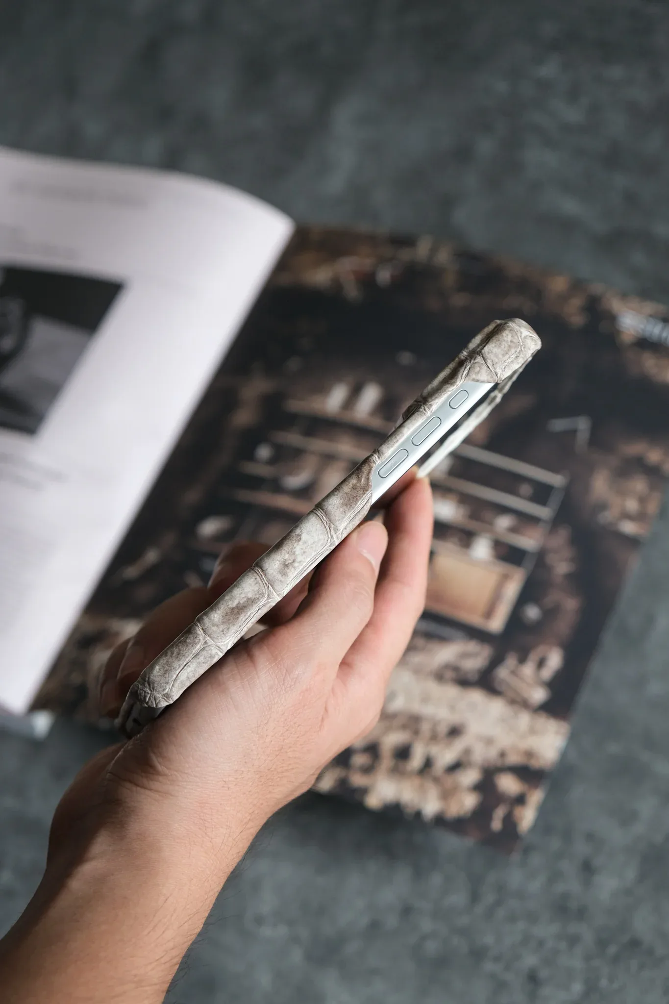 Ảnh Studio Ốp lưng iphone cá sấu Himalaya - Koi Leather