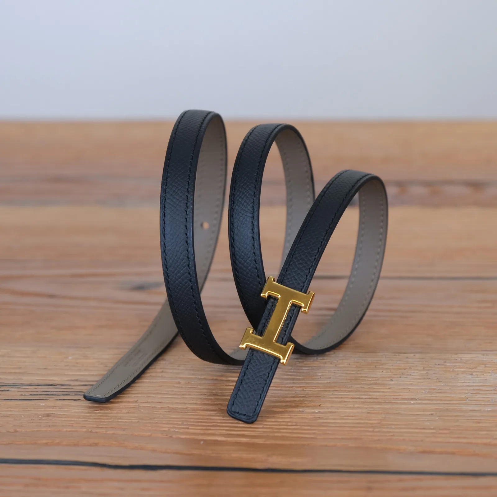 Ảnh Studio Dây thắt lưng nữ da bò Epsom đen cho mặt khóa chữ H - Koi Leather