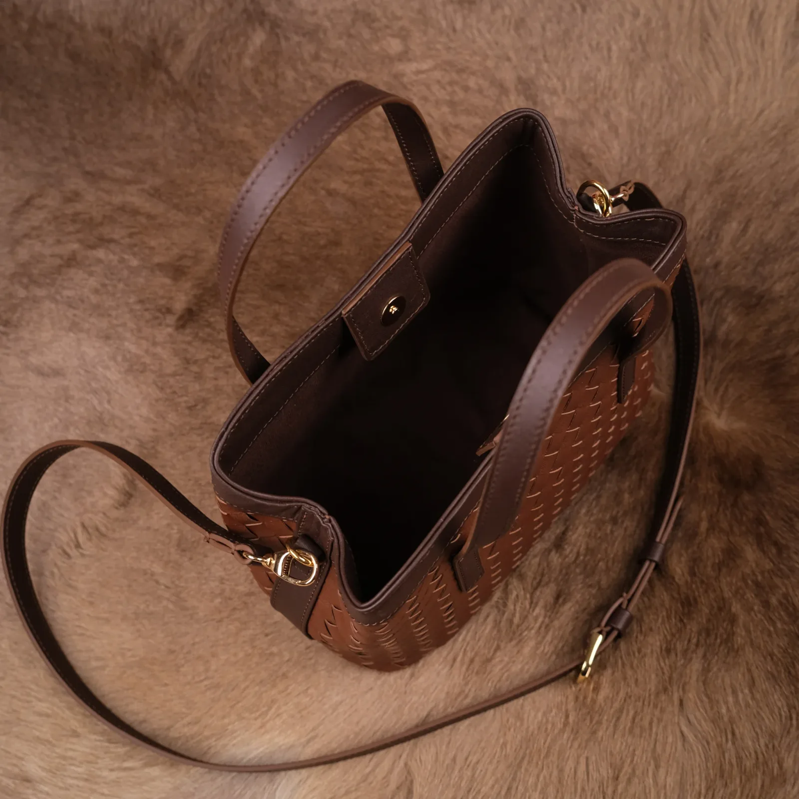 Ảnh Studio Túi Loom - KOI Leather