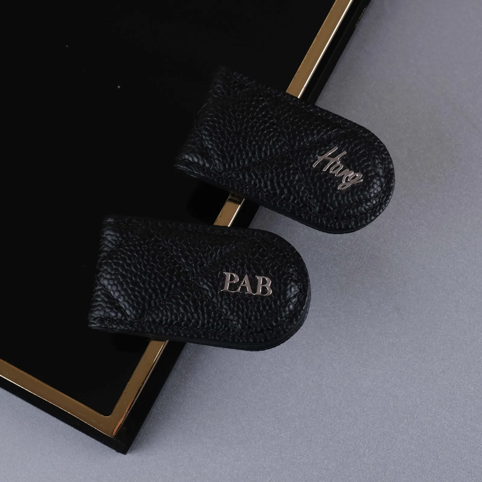 Ảnh Studio Kẹp tiền nam châm da Caviar đen may chần trám - Koi Leather