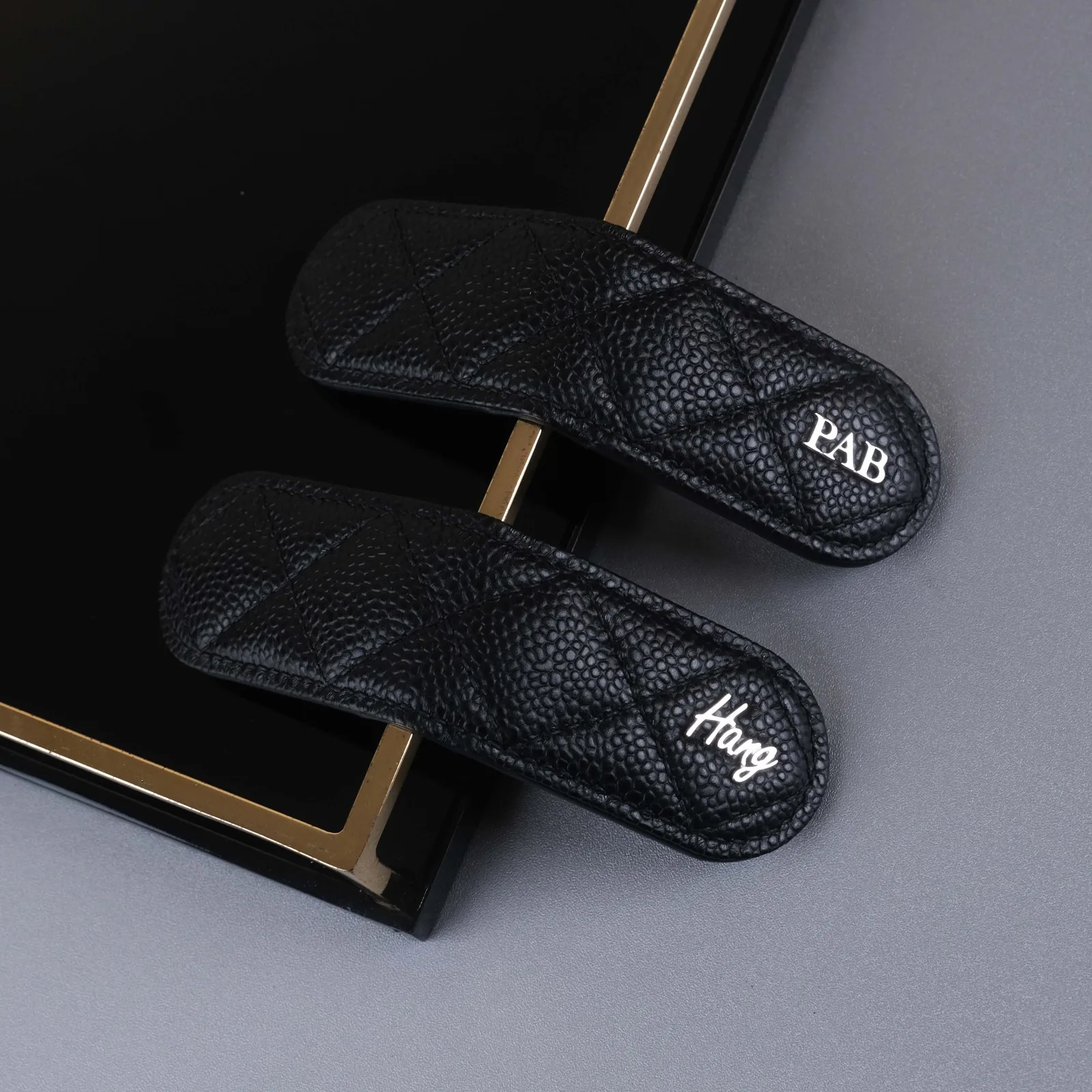 Ảnh Studio Kẹp tiền nam châm da Caviar đen may chần trám - Koi Leather