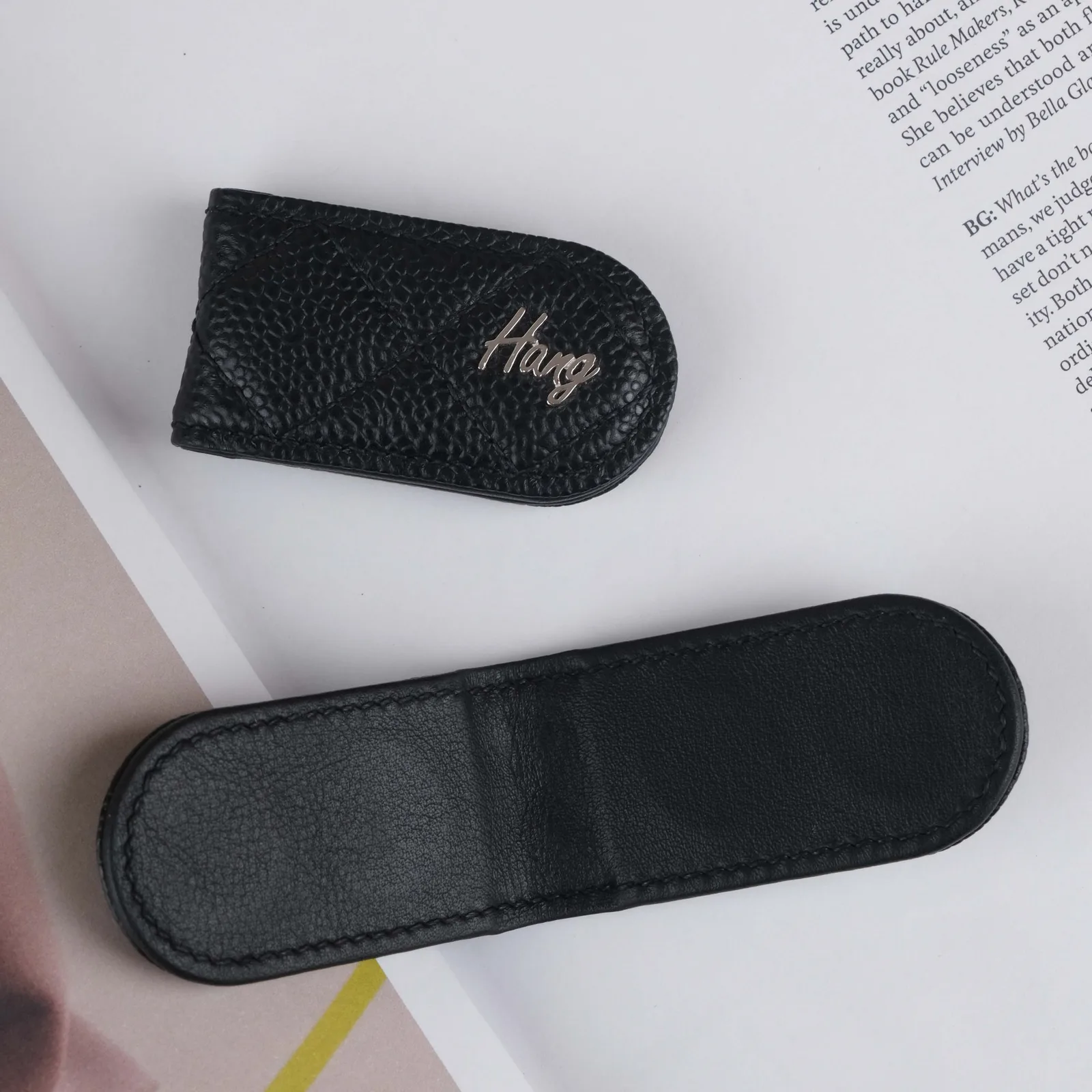 Ảnh Lifestyle Kẹp tiền nam châm da Caviar đen may chần trám - Koi Leather