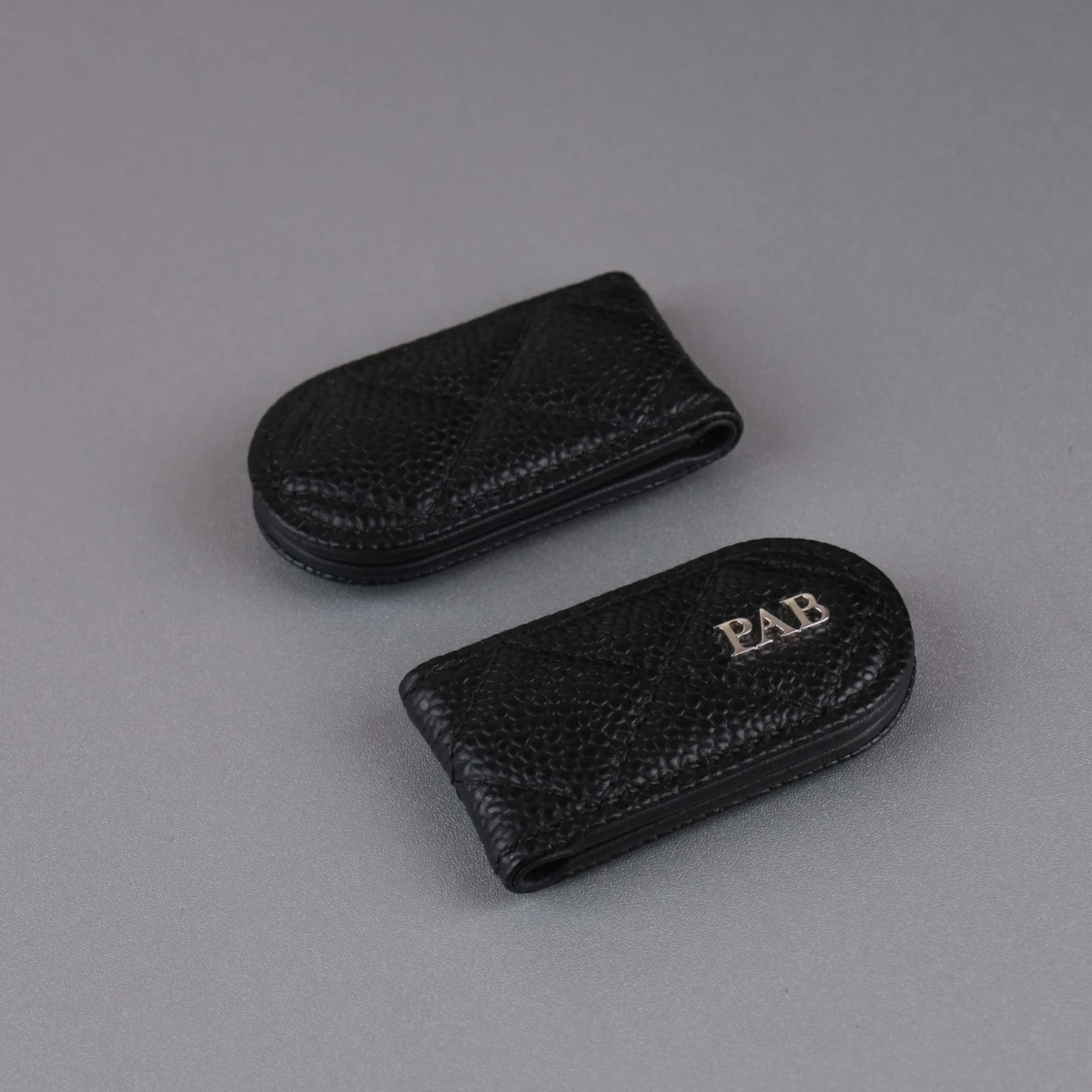 Ảnh Studio Kẹp tiền nam châm da Caviar đen may chần trám - Koi Leather