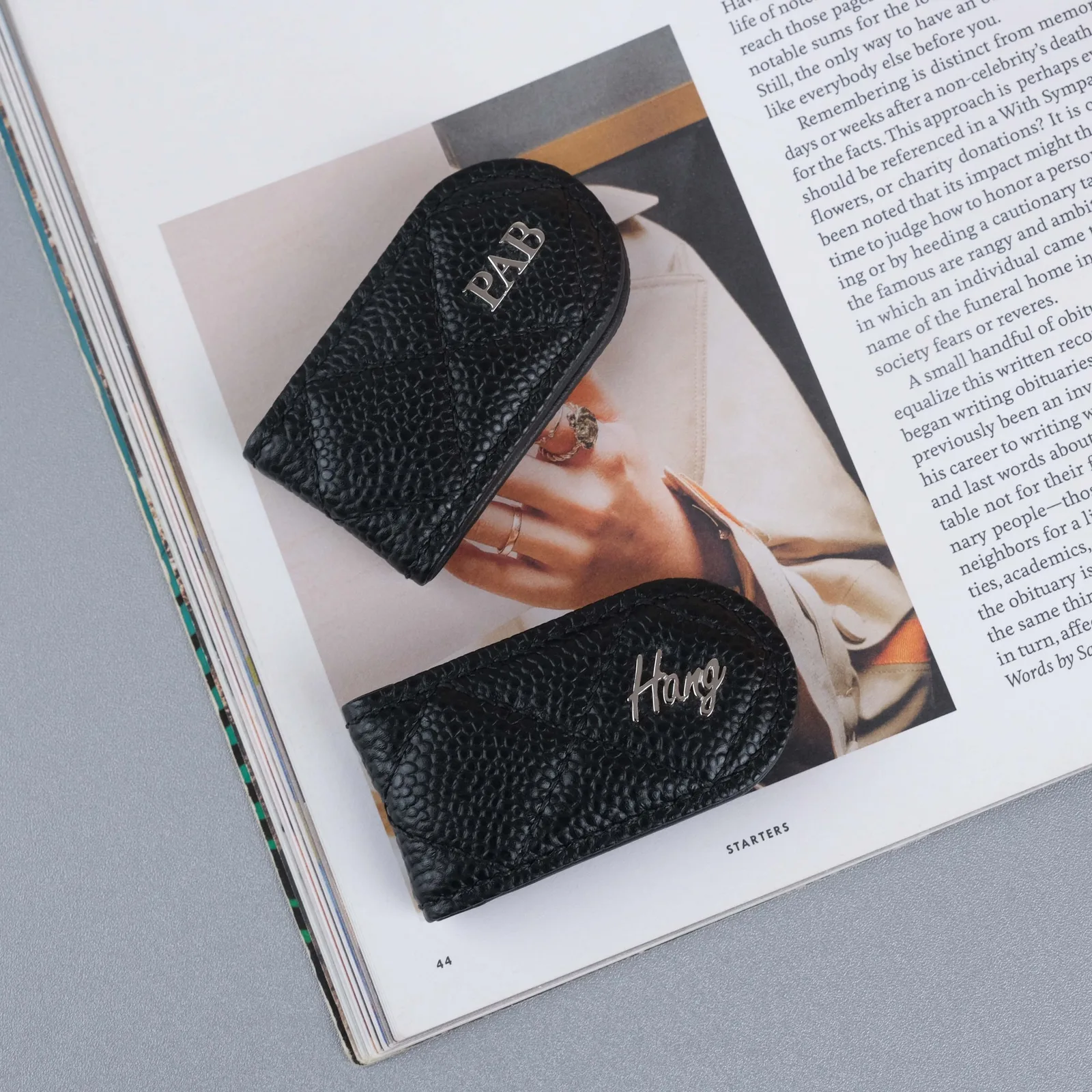 Ảnh Lifestyle Kẹp tiền nam châm da Caviar đen may chần trám - Koi Leather