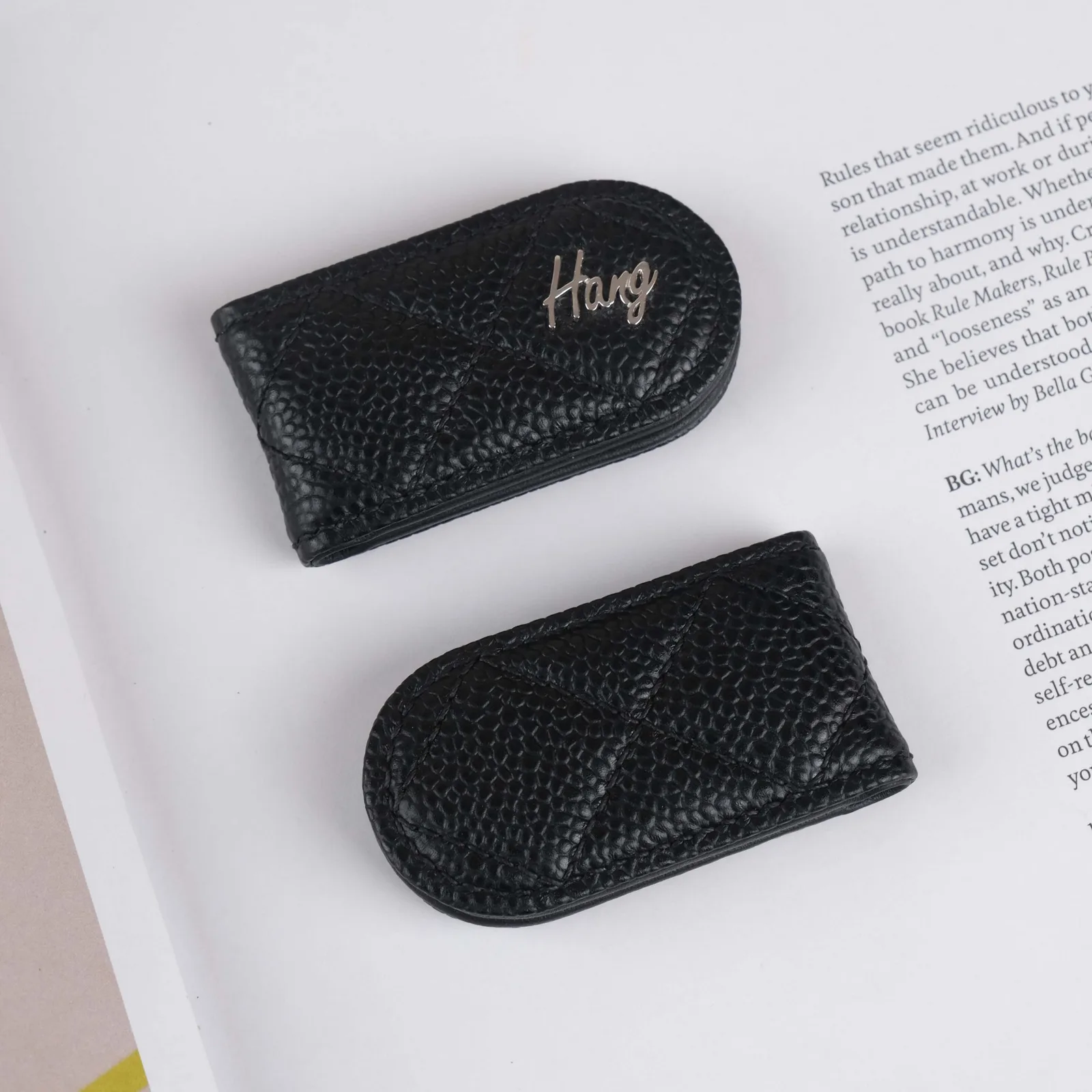 Ảnh Lifestyle Kẹp tiền nam châm da Caviar đen may chần trám - Koi Leather