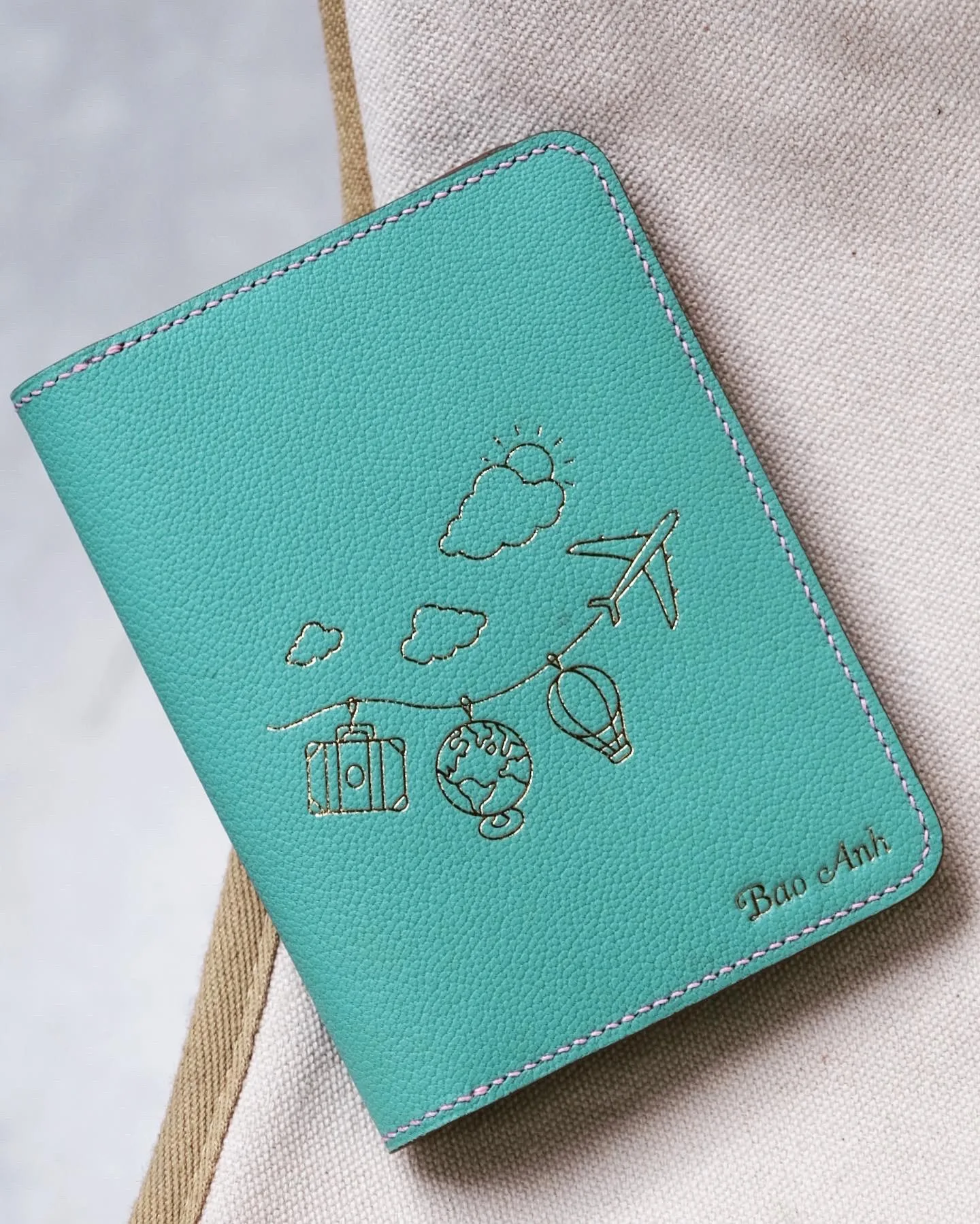 Ảnh Studio Bao da hộ chiếu da dê Alran xanh phối hồng - Koi Leather