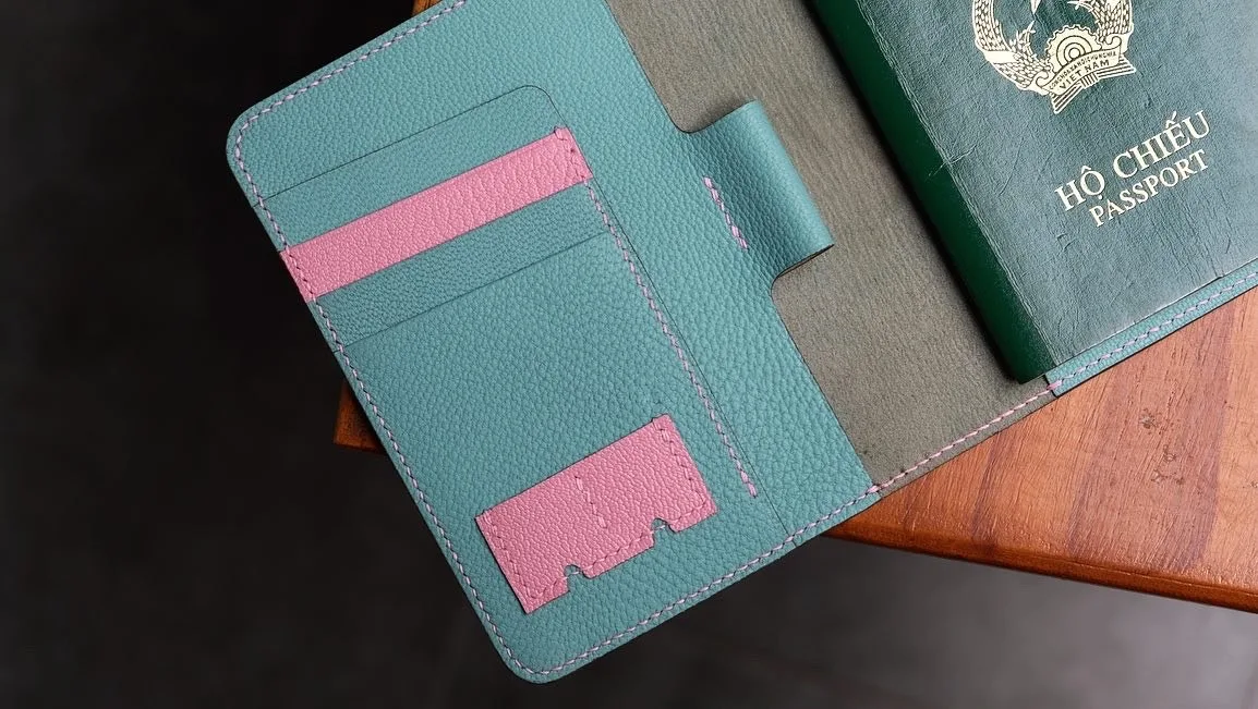 Ảnh Studio Bao da hộ chiếu da dê Alran xanh phối hồng - Koi Leather